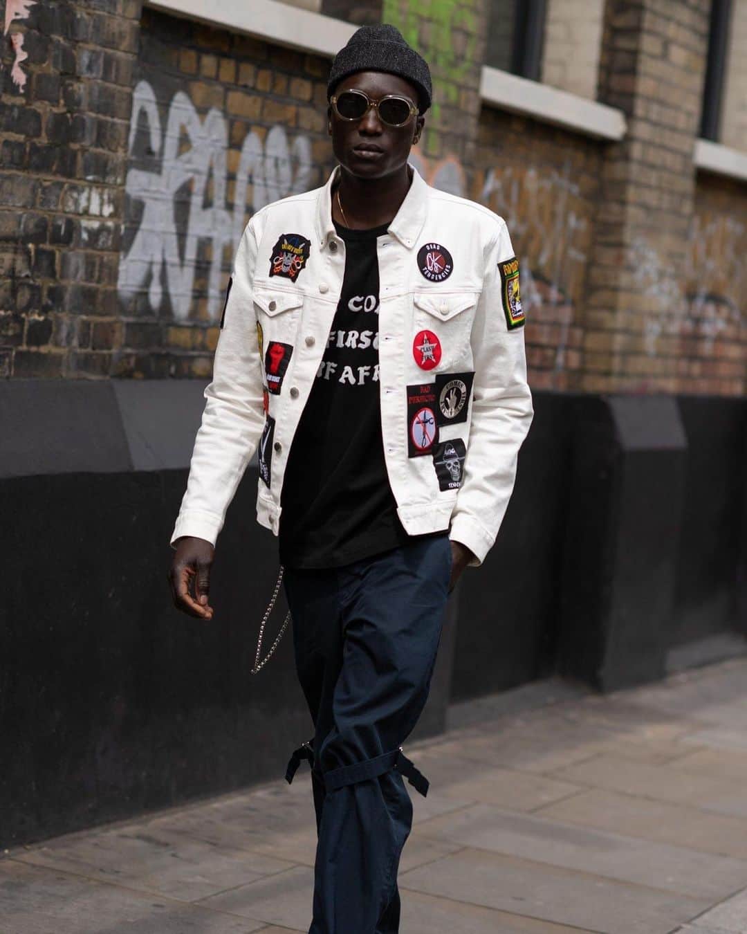 GQさんのインスタグラム写真 - (GQInstagram)「The start of Spring/Summer 2020 men's fashion show season means we'll be seeing a 𝑙𝑜𝑡 of street style snaps. Link in bio to see all the fits that caught our eye so far in London. #LFWM (📸@andrewbarber23)」6月11日 0時17分 - gq