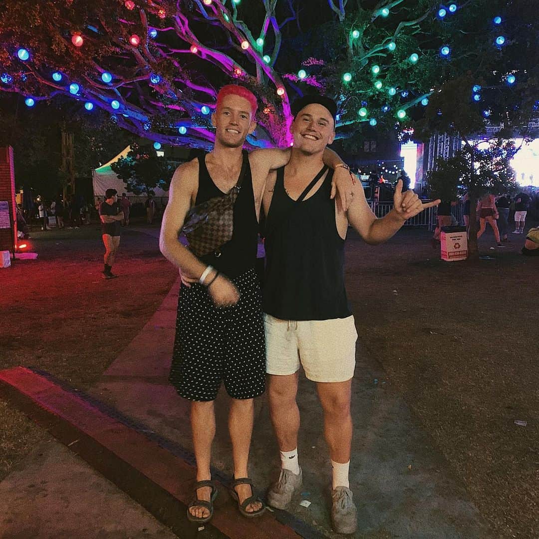 ブランドン・シェイアのインスタグラム：「Go celebrate love today, tomorrow & forever more. None of us have the luxury of being an assholes to each other. We are ONE community. Let’s start treating each other like we are equally as important because we ARE. Toss those egos away & focus on appreciating what we have and working hard for the rights we deserve.  I just feel grateful for the fact that we even have the ability (at least here in Los Angeles) to openly love who we love & celebrate together. Some people aren’t so lucky so please don’t forget your privilege & be kind to one another. ok I’m done with my rant. HAPPY PRIDE #happypridemonth #pride #lapride #stonewall #appreciate #grateful」