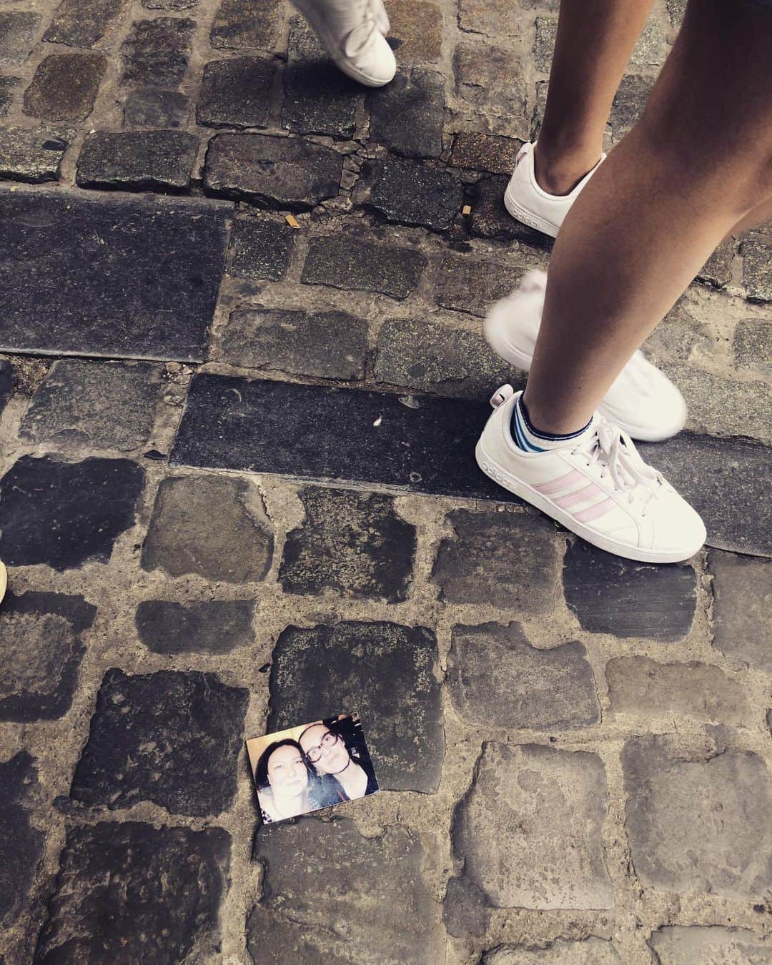 のインスタグラム：「🇧🇪に来ました。  少々散らかっているところがすごく気に入った。 写真を撮るのが楽しい。  デンマークもそうだけど、パンが美味しい… もちろん、ワッフル食べたし、チョコも食べたよ！  ステキなポスターやステッカーを見つけたり、色々と買ってしまった。  明日の早朝帰るけど、早速また来たい  #brussels #belgium #🇧🇪 #🇯🇵 #旅ログ #shorttrip #髪切りたい #travelphotography #旅」