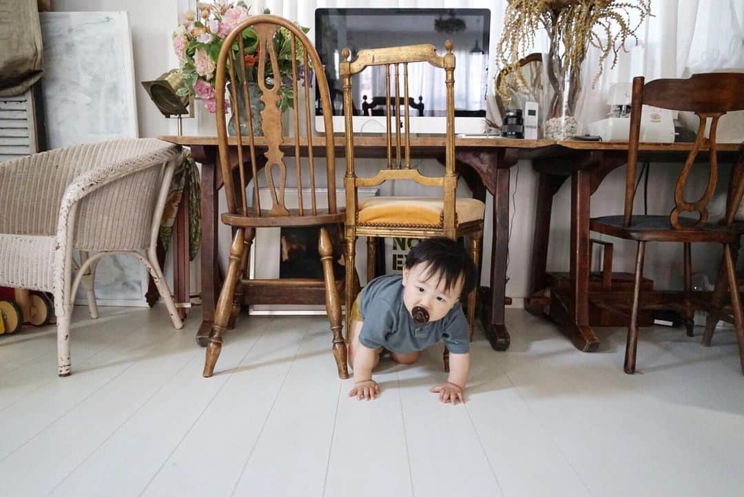 norikoさんのインスタグラム写真 - (norikoInstagram)「最近のそうしろう👶🏻 1歳2ヶ月。 ⚫︎なんでも食べてた彼が、最近食ムラが多く、気分によって食べたいものが違う。彼の気分に合致する食事を出すのが大変... ⚫︎腕の力が強くなり、椅子の上に登り、そのまま机の上に登ってしまう💦毎日椅子に登ろうとする→下ろす→大泣きするの繰り返し😩 ⚫︎昼寝は基本、自分でクッションを用意して２つ並べて、クッションを枕にして、自ら寝るw←2人目すごい。 ⚫︎自分の思い通りにならないと、爆発🤯自己主張が強くなったなぁ。 ⚫︎回るものは相変わらず大好き。 ⚫︎いろんなおもちゃを一通り全部触って見て、考えながら、割と正しい遊び方で遊ぶ←理系っぽい。 ⚫︎夜は相変わらず寝てくれない。 なので、ママはその間韓流ドラマを観て、なんとか切り抜ける！ そんな今日この頃。 記録として。」6月11日 0時35分 - nori_kof