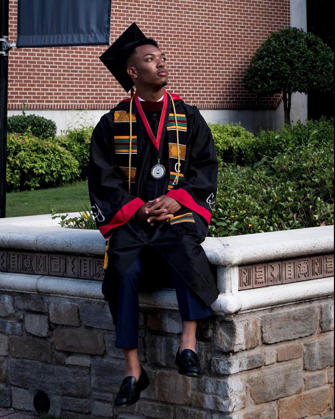 のインスタグラム：「Photo by Nina Robinson @ninarobinsonnyc // Sponsored by @ProcterGamble // Carlos Alberto Vargas, Jr., recently graduated from Clark Atlanta University in Georgia. “I was told I couldn’t handle going to a four-year university and should just consider applying to community colleges because I wouldn’t get accepted into other schools and I wouldn’t be ready,” Carlos said. “Having faith in myself, I applied to six different universities and got accepted into all of them. Four years later, I’m happy to say I graduated from the illustrious Clark Atlanta University with honors, cum laude.” Much of my personal work focuses on vulnerability, reflection, and ways of challenging bias and limited belief systems. To navigate and persevere through the constant occurrences of racial bias is a daily exercise for me and for every black person I know. I recognize that black men carry a particular burden. The ongoing battle to merely do well and be respected is often drowned out by the many injustices they suffer. // @ProcterGamble understands that images in TV, film, and advertising can shape how people see each other, leading to bias and consequences that impact us all, especially people of color. Dialogue and understanding can unlock powerful revelations. #TalkAboutBias」