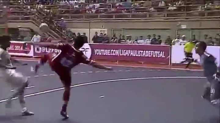 アレッサンドロ・ローザ・ヴィエイラのインスタグラム：「VÍDEO- Começar a semana com boas lembranças 😱🔥 Gol de meia bicicleta #2014 - Sorocaba x Corinthians ——- Assistência @goleirotiago (pra variar) —— Abraço @felipinho_11 ——- Edição @adonias 👑 #OREI 👑」