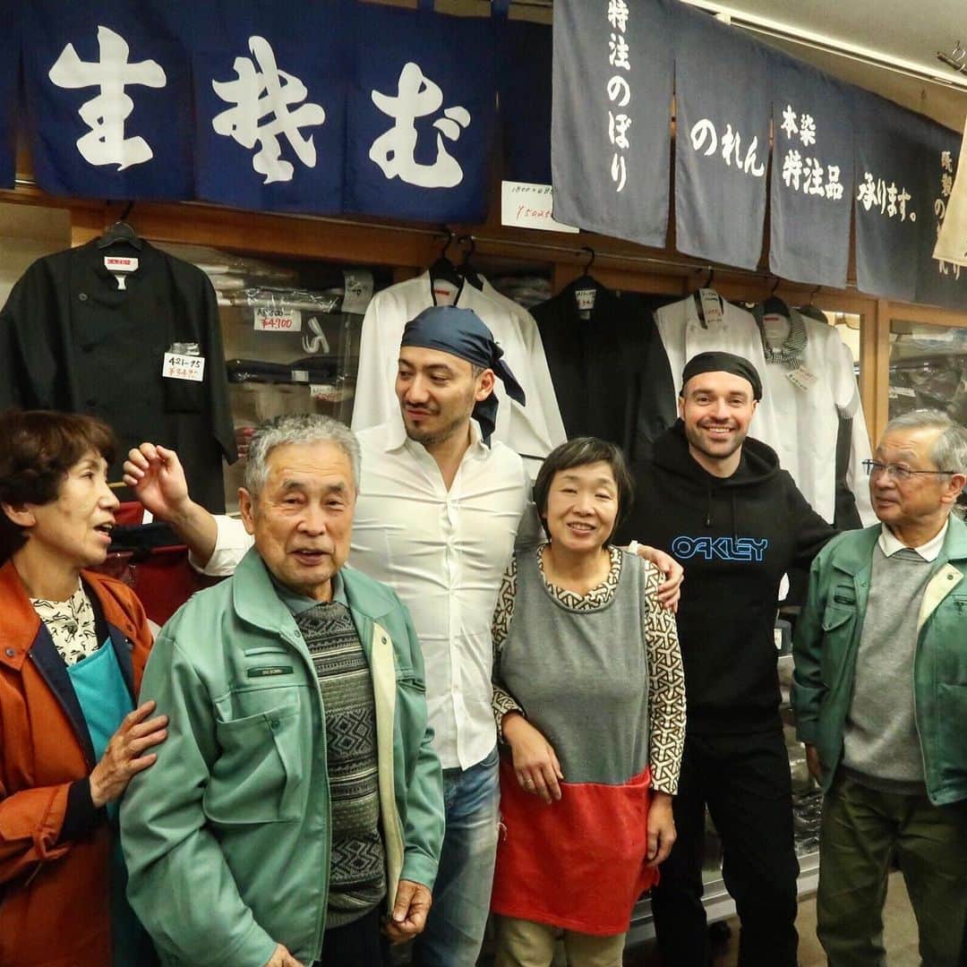 のインスタグラム：「Thank you. Emotional moments in our life ❤️We met again after a long time, and now we are working hard for you with passion at Kappabashi 👨‍🍳👨‍🍳👵👵👴👴かっぱ橋が大好き❤️みんは優しい！そして料理人のメッカですね👍 Questi momenti emozionanti ti ripagano del duro lavoro, grazie!❤️ #ベリッシモ #料理研究家 #francescobellissimo #chef #tvchef #celebritychef #emotional #emotionalmoment #kappabashi #かっぱ橋 #東京 #tokyo #japan #giappone #italian #italians #イタリア人 #イタリアの種馬 #イケメン #髭 #pictureoftheday #vip #coattoromano #paraculaggine #luxurylifestyle #enjoylife #人生はすばらしい」