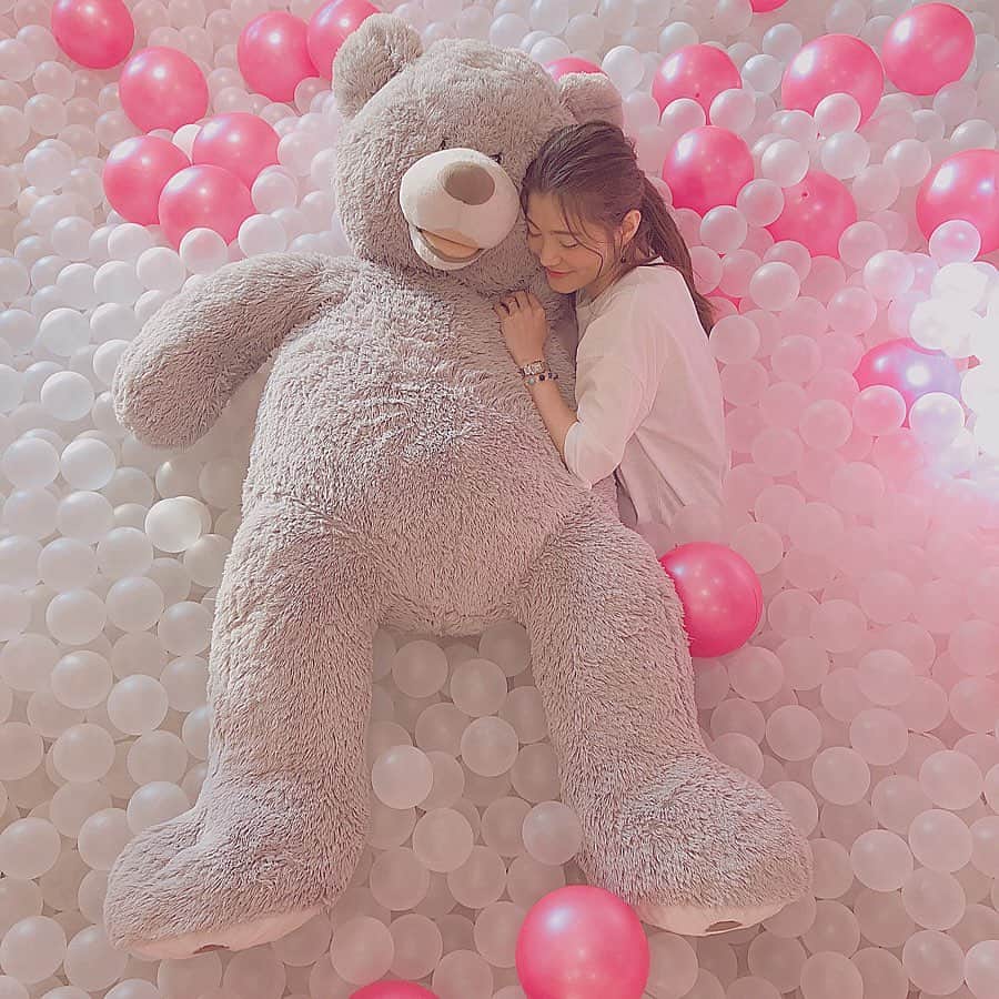 のインスタグラム：「＊__megu813__＊﻿ ﻿ 韓国cafe🇰🇷☕️﻿ ﻿ 年甲斐もなく大きいクマさんに﻿ 憧れとったとです。笑﻿ ﻿ ﻿ この前やーーっと行けた🇰🇷﻿ 元SDNの同期のかずと2人して﻿ 恋い焦がれてたカフェ﻿ #urbanspace へおでかけ☕️✨﻿ ﻿ 明洞の店舗の方行ったら﻿ 絶妙な時間だったからか、すんごくすいてた！！﻿ ﻿ ﻿ かずのカメラワーク最高📷❤️﻿ かず、さすが！こだわって撮ってるだけあっけわかってるぅ〜❤️﻿ ﻿ ﻿ ﻿﻿ #genic_korea#retrip_korea#myongdong#genic_cafe #cafestagram」