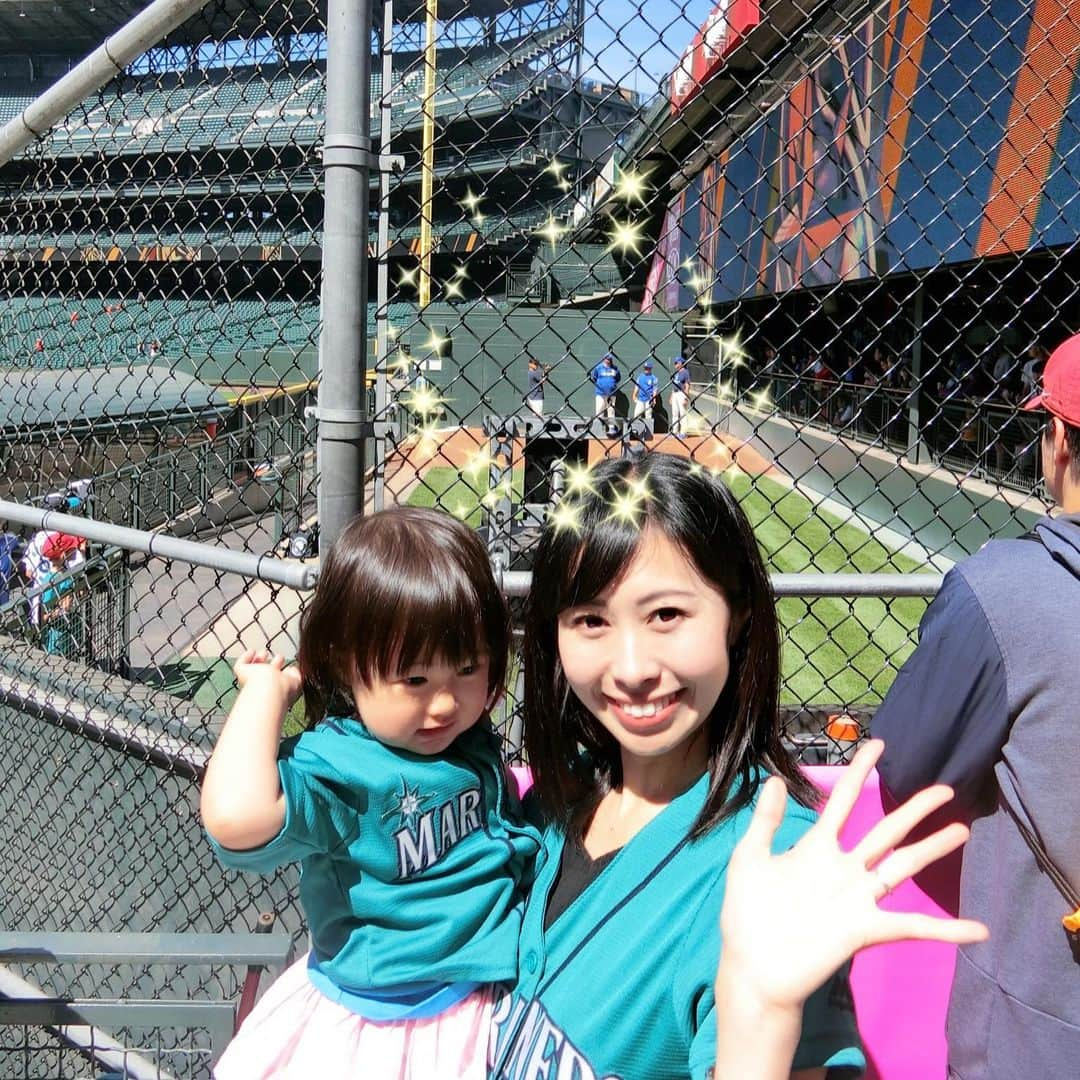 栗山麗美のインスタグラム：「先々週のシアトル旅行の続き…  メインはマリナーズ戦⚾️ 菊池雄星投手vs大谷翔平選手が見られるかと思いましたが今回は残念…一昨日実現しましたね〜😅 スタジアムに着いてすぐにブルペンに向かったところ、ちょうど菊池雄星投手のピッチング練習中でした😳✨✨ 娘も菊池雄星投手のピッチング、ボールの早さに釘付け‼️ 無言でジーっと壁にくっつきながら見ていました✨将来野球好きになってくれるかな☺️ …そうしたらなんと💡💡💡 練習後に菊池雄星投手のボールをGet‼️ ありがたいことにピッチングコーチが『娘ちゃんにどうぞ✨』とくださいました⚾️💕 周りのスタッフさんからも『とってもラッキーだね✌️サインをもらうといいよ✨』 と声をかけていただき、練習後にファンの皆様と一緒にサインも頂きました♡ 久しぶりに雄星投手にもご挨拶させていただきました😆✨✨ 『隣の州に住んでます！』とお伝えしたらビックリしていました🙌ですよね〜笑 テレ玉のライオンズチャンネルでインタビューしていたのが3年前かぁ🎤 メジャーでの活躍を心から応援しています😊  #yuseikikuchi #seattemariners #mariners #seattle #baseball #majorleague #oregon #portland #菊池雄星 投手#シアトル・マリナーズ #マリナーズ #メジャーリーグ #野球 #アメリカ暮らし #ポートランド生活 #ポートランド #アメリカ子育て #アメリカ育児 #野球観戦 #メジャー観戦 #⚾️」