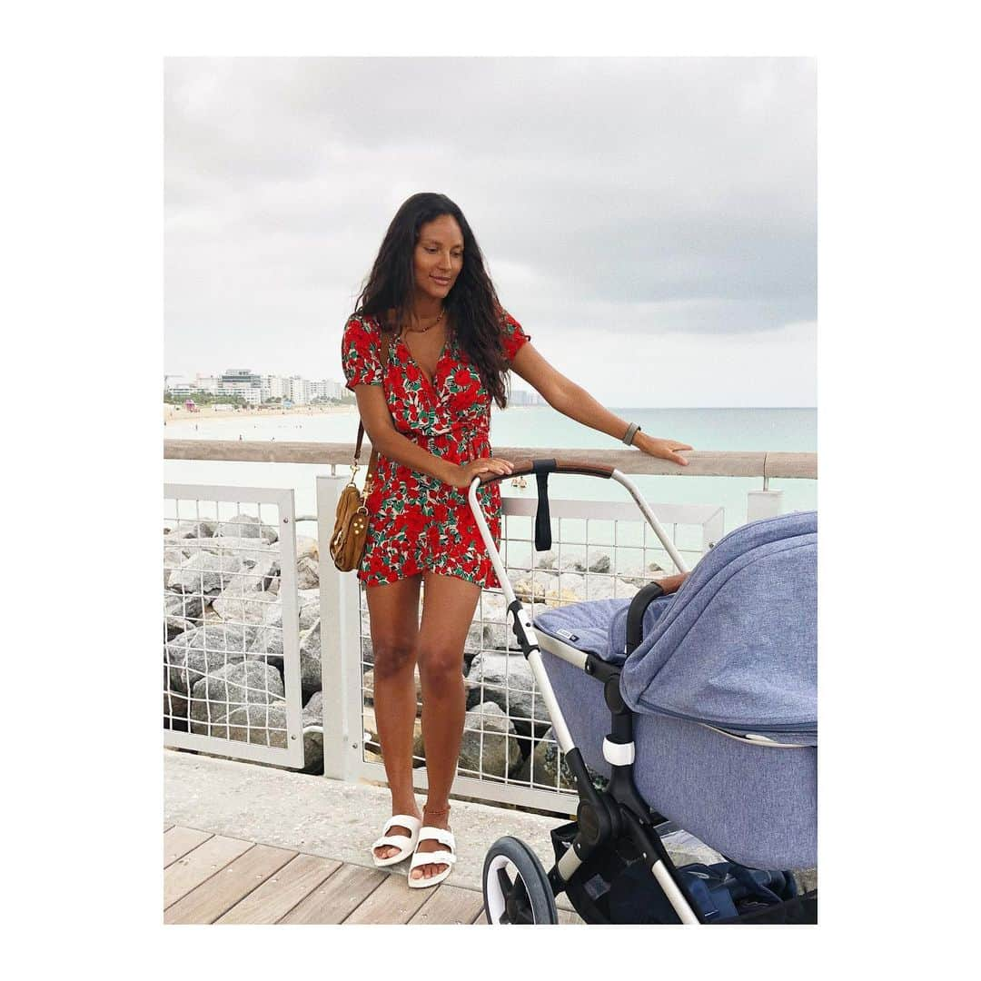 エマニュエラ・デ・パウラさんのインスタグラム写真 - (エマニュエラ・デ・パウラInstagram)「🌴 Morena tropicana, With a baby 👶」6月11日 0時53分 - emanueladepaula