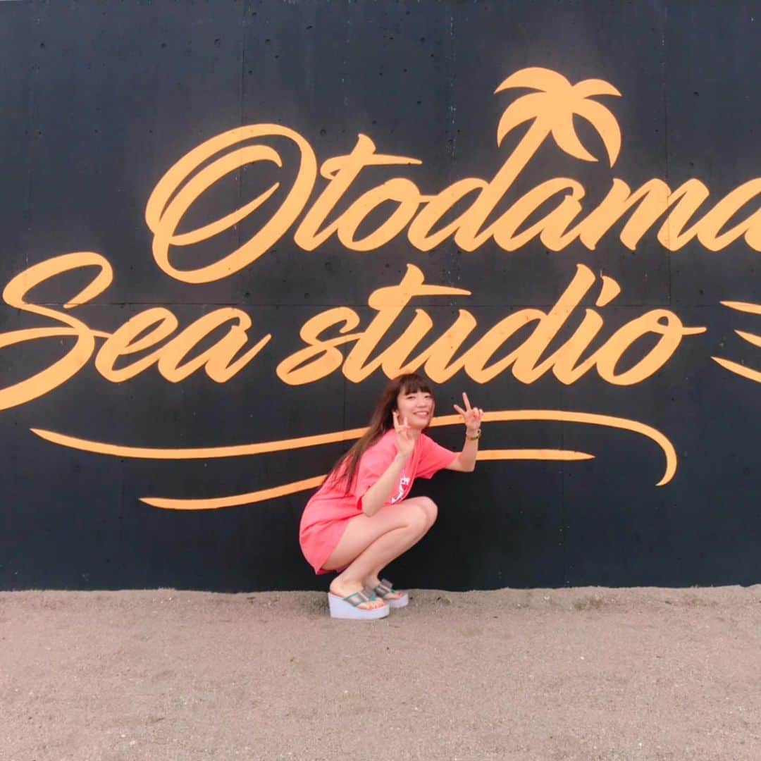 ぱいぱいでか美さんのインスタグラム写真 - (ぱいぱいでか美Instagram)「OTODAMAフォトスポットいっぱいあった❤︎❤︎ ꙳ #OTODAMA #OTODAMA2019 #三浦海岸 #夏桜 #pocarisweat #フォトスポット ꙳ フォトスポットあると簡単にテンションあがっちゃうな〜。笑 毎年お仕事で海行けるの嬉しい！ また本格的に暑くなってきたら行きたいな。 . お知らせ！ ぱいぱいでか美×きっこうちゃん コラボTシャツ発売決定❤︎ そして神南坂ジャーナルスタンダードで来店イベントさせて頂きます〜！ 6/13木 18-20時 渋谷神南坂のジャーナルスタンダードにふらりとお立ち寄りください。 チケット代とかなんもないよー！ 誰でも来ていいよー！ コラボTシャツご購入の方とは2ショットチェキ撮影の特典があります❤︎ Tシャツは数量限定でとりあえず6/13に買えるよ！ 売り切れたら通販とかもないかもしれんのでゲットしにきてね！」6月11日 0時55分 - paipaidekami