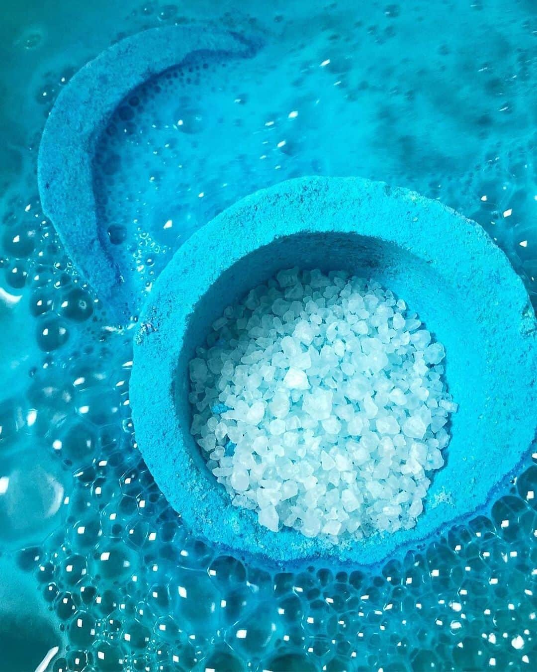 LUSH Cosmeticsさんのインスタグラム写真 - (LUSH CosmeticsInstagram)「A beach-lover's dream, our Sea Salt Giant Bath Bomb is full of coarse sea salt and velvety corn starch to leave skin soft and soothed. You'll want this one in your regular bath bomb rotation. 💙💙💙/ 📸: @latheringlush」6月11日 0時57分 - lushcosmetics