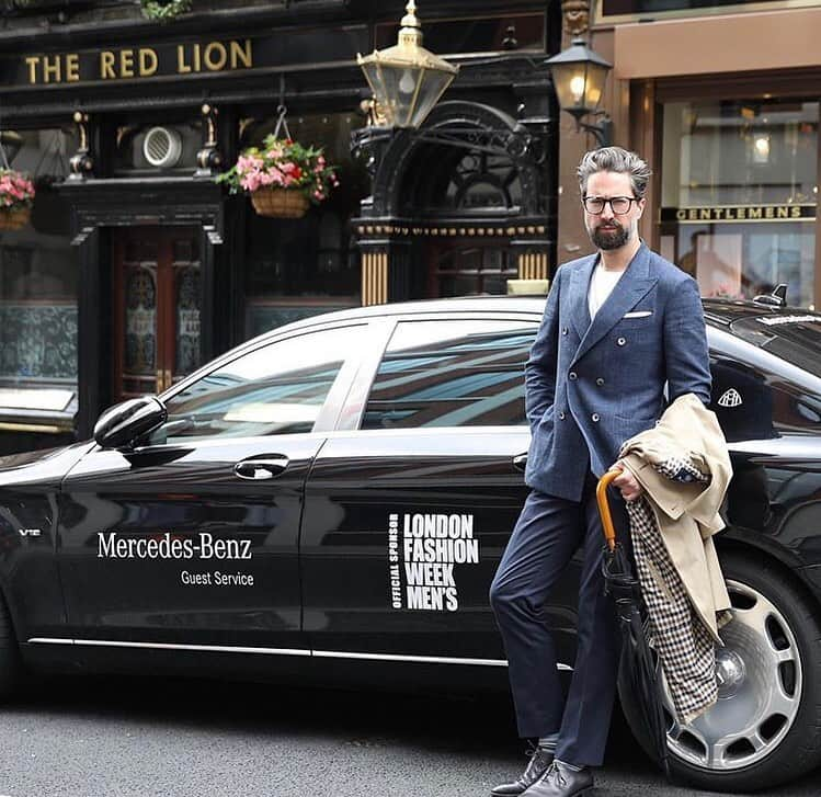 チェスターバリーさんのインスタグラム写真 - (チェスターバリーInstagram)「Fantastic to see our good friend @jackguinness taking on #LFWM in true style, sporting Chester Barrie over the weekend. It was a pleasure to ensure Jack looked right for the occasion in our Blue Irregular Structure Jacket which is perfect for any event be it fashion week, garden party or gala. . . . .  #LFWM #jackguinness #ss19#newin#new#shopthelook#CBstyle#tailoredtofit#savilerow#menwithstyle#fashion#mensstyle#style#chesterbarrie#tailoring#menswear#jacket#mensfashion#Britishfashion#menslifestyle#london#newcollection #model」6月11日 1時08分 - chester_barrie