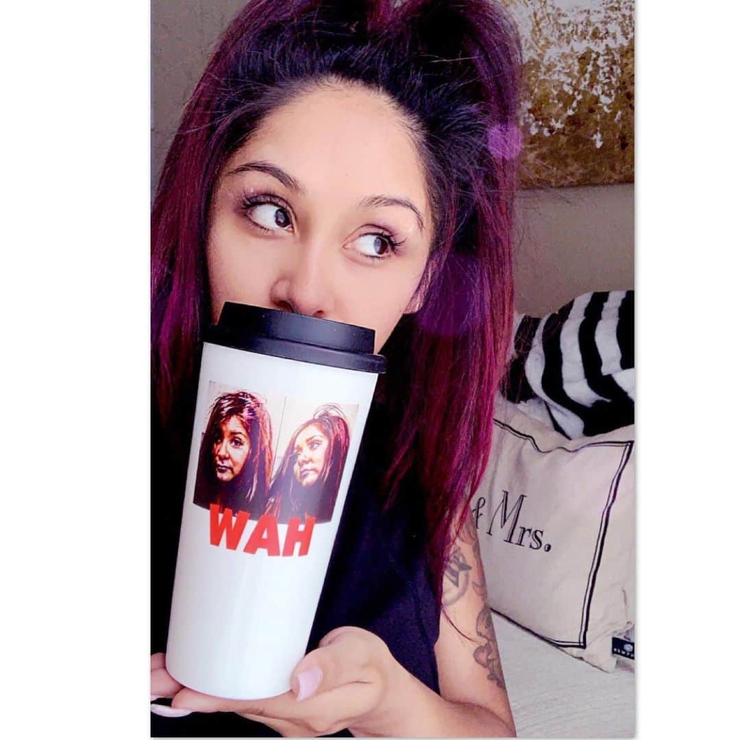 ニコール・ ポリッツィのインスタグラム：「When I have my first drink, this is what I’m drinking out of. #Inspiration #Goals #RoleModel 🙋🏽‍♀️ (link in story) #WheresTheBeach」