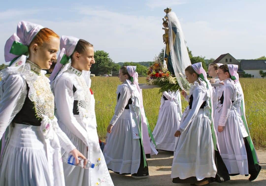 TIME Magazineさんのインスタグラム写真 - (TIME MagazineInstagram)「Women dressed in the traditional clothes of the Sorbs carry a statue of the #VirginMary during a procession in Rosenthal, eastern Germany, on June 10. The wooden statue, said to be from 1480, was carried through town for an open-air mass in a field. The annual rituals on Whit Monday mark the day when the Holy Spirit was said to have descended upon the apostles, the Associated Press reports. Photograph by Jens Meyer—@apnews」6月11日 1時18分 - time