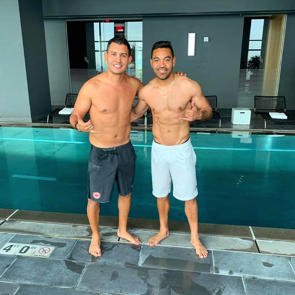 マルコ・ファビアンのインスタグラム：「Gordo? 🤔 que piensan? dímelo Mae siempre fit nunca infit. 😉  Fat? 🤔 what do you think? Tell me Mae always fit never infit. 😉  #elproceso #theprocess #magic #enjoythemoment #cuidatucuerpo #staystrong #vivetuvidafeliz #mondaymotivation 💫」
