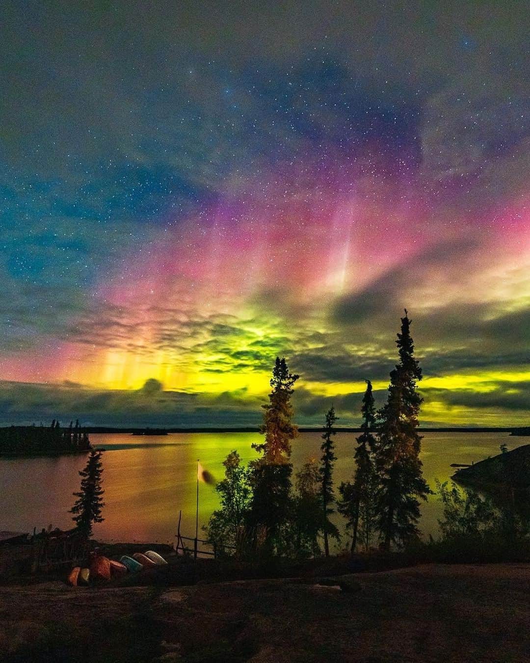 Explore Canadaさんのインスタグラム写真 - (Explore CanadaInstagram)「The northern lights are most often seen as green against the night sky, but can also light up in pink, purple, yellow, orange and even white. If you’re looking for a destination as unique as the aurora, head north to the Blachford Lake Lodge (@blachford_ll) in Yellowknife, Northwest Territories. The lights are visible up to 240 days a year in that region, making it one of the best places in the world to watch the night sky come alive. #ExploreCanada . 📷: @smaku 📍: @spectacularNWT . #spectacularnwt #northernlights #aurora」6月11日 1時22分 - explorecanada