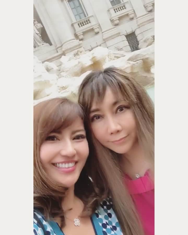 のインスタグラム：「.﻿ #トレビの泉 に後ろ向きでコインを投げた﻿ #次は誰と来れるかな(^^) ﻿ ﻿ ちなみに舞さん( @celebtrip ) は8回目、﻿ ﻿ 私は5回目♩﻿ ﻿ ﻿ ﻿ #海外旅行好きな人と繋がりたい ﻿ #海外旅行 #海外投資 ﻿ #投資女子 ﻿ #イタリア﻿ #ローマ﻿ ﻿ ﻿ ﻿ ⭐️日本を飛び出し自由に豊かになりたい⭐️﻿ ﻿ そんな貴方はプロフLINEから情報を受け取ってね﻿ ↓↓↓﻿ @marigram_uu_」