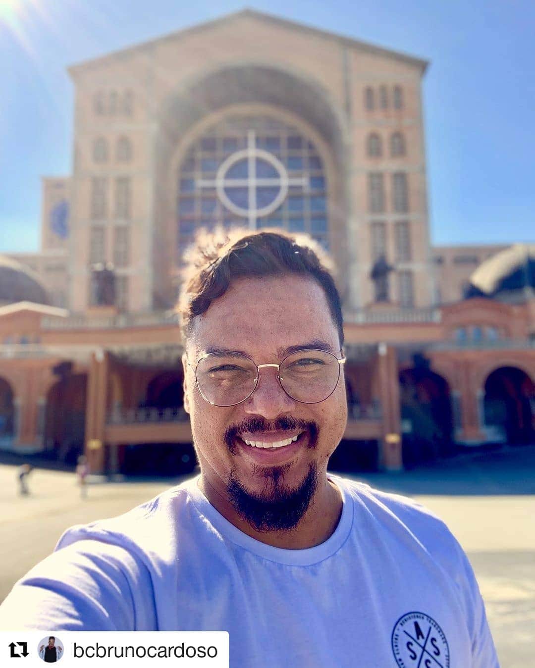 Sorriso Marotoのインスタグラム：「🙏🏼 #Repost @bcbrunocardoso ・・・ No dia 30 de abril do ano passado estive aqui no Santuário de Nossa Senhora de Aparecida pra reforçar, orar, me reestabelecer espiritualmente pra que eu pudesse ter um rápida recuperação no campo da saúde e espiritual. Hoje, um pouco mais de 1 ano, aqui estou. Feliz, fortificado, energizado com a fé e a glória de Jesus. A batalha continua, hoje com a doença controlada graças a fé e também a contribuição da medicina posso me doar a fazer o que mais amo que é cantar e levar alegria e mensagens de amor a todos aqueles que curtem as músicas do @sorrisomaroto O que me vem à cabeça é: GRATIDÃO!!!! ♥️ Trago nesses versos de musicas que compus a tempos atrás mensagens que servem pra mim. “Escolha sempre o melhor pra você” “Mande embora energias más” “Que a felicidade vem, que a positividade vem” Acredite: “QUE O MELHOR DESSA VIDA E VIVER DE ♥️” #Fé #Positividade #NossaSenhoraAparecida #PorDoSol #Vida #Coração #Oração #Energia 🙏🏾」