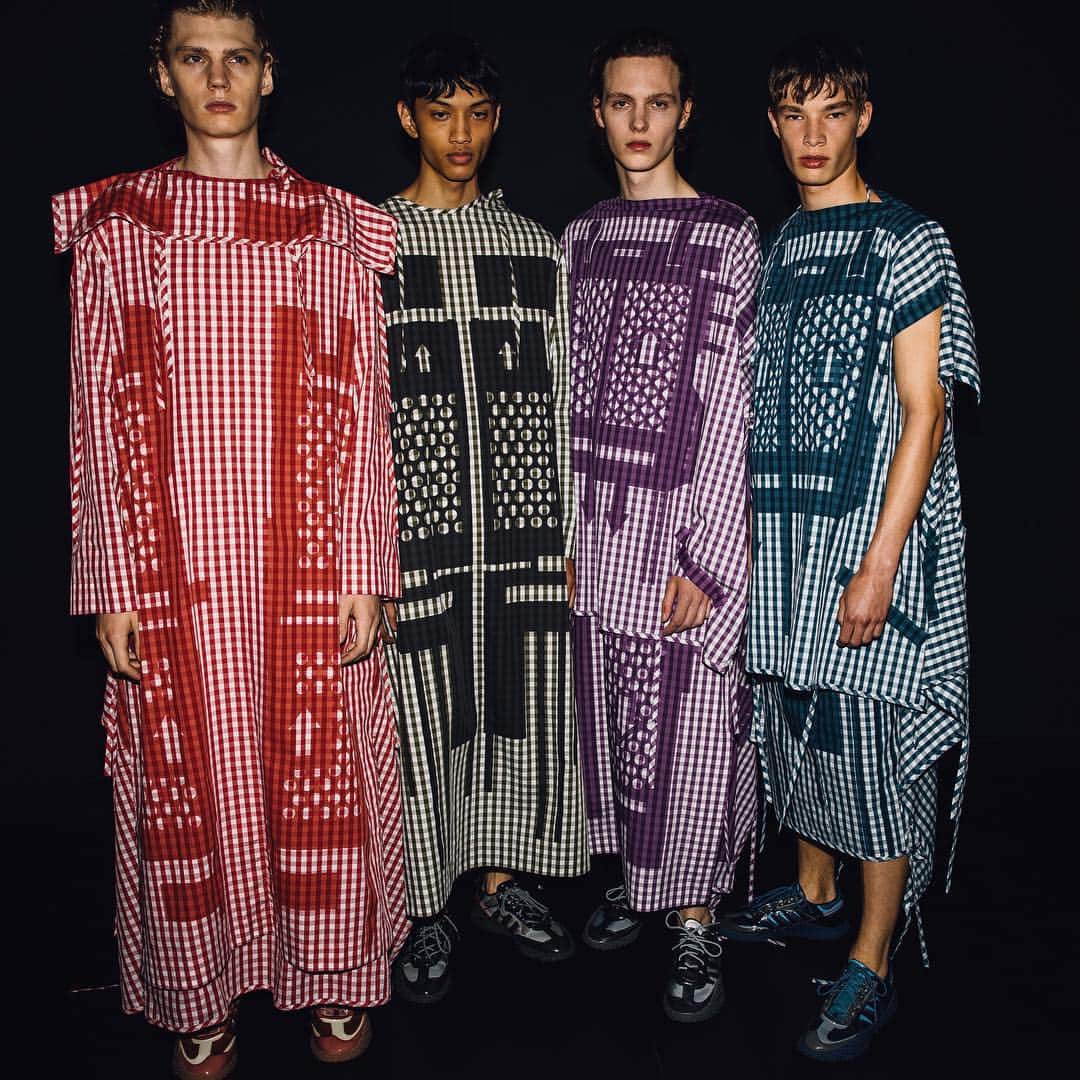 Vogue Runwayさんのインスタグラム写真 - (Vogue RunwayInstagram)「Backstage lineup at @craig__green's Spring 2020 men's collection, which was an emotional reflection on masculinity. See every look at the link in our bio. Photographed by @styledumonde」6月11日 1時28分 - voguerunway