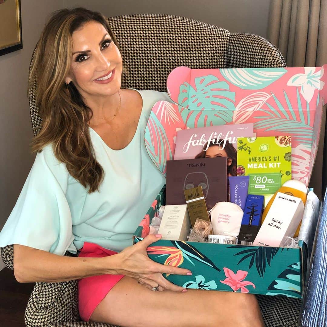 ヘザー・マクドナルドのインスタグラム：「#fabfitfun #fabfitfunpartner I love my @fabfitfun Summer box! I immediately put on the beautiful @jenniferzeunerjewelry necklace and refreshed my makeup with the @graceandstella rose spray. Use my code HEATHERLOVES for $10 off your first box! Visit www.fabfitfun.com 💛」