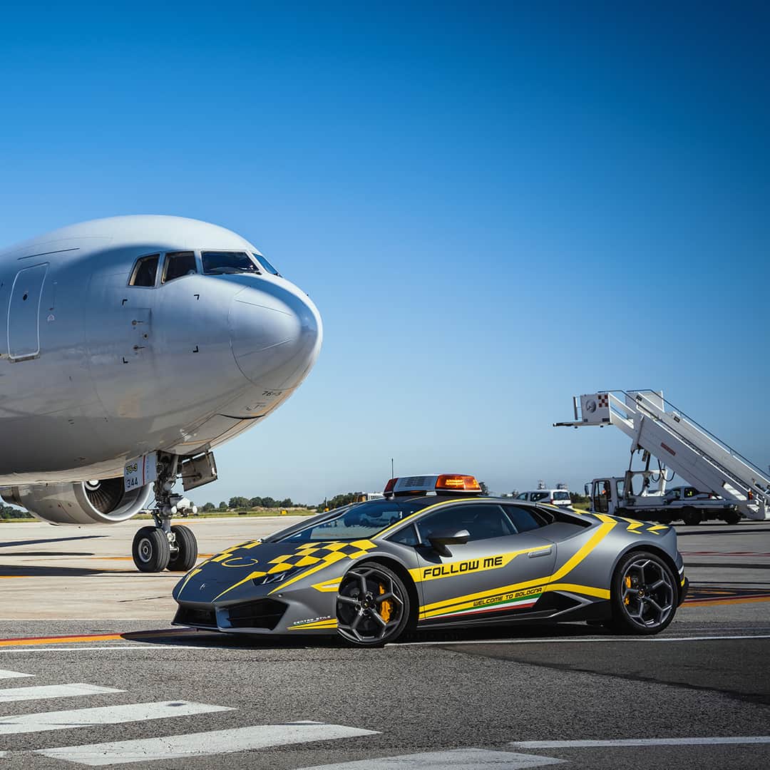 のインスタグラム：「All the passengers at the Bologna Airport have something really spectacular to see: it’s the “Follow Me Car”, a Huracán RWD with a new livery, designed by Centro Stile Lamborghini, helping airplanes to takeoff.  #Lamborghini #HuracanRWD #FollowMeCar #Bologna」