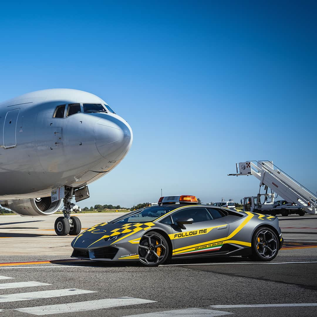 ランボルギーニさんのインスタグラム写真 - (ランボルギーニInstagram)「All the passengers at the Bologna Airport have something really spectacular to see: it’s the “Follow Me Car”, a Huracán RWD with a new livery, designed by Centro Stile Lamborghini, helping airplanes to takeoff.  #Lamborghini #HuracanRWD #FollowMeCar #Bologna」6月11日 1時30分 - lamborghini