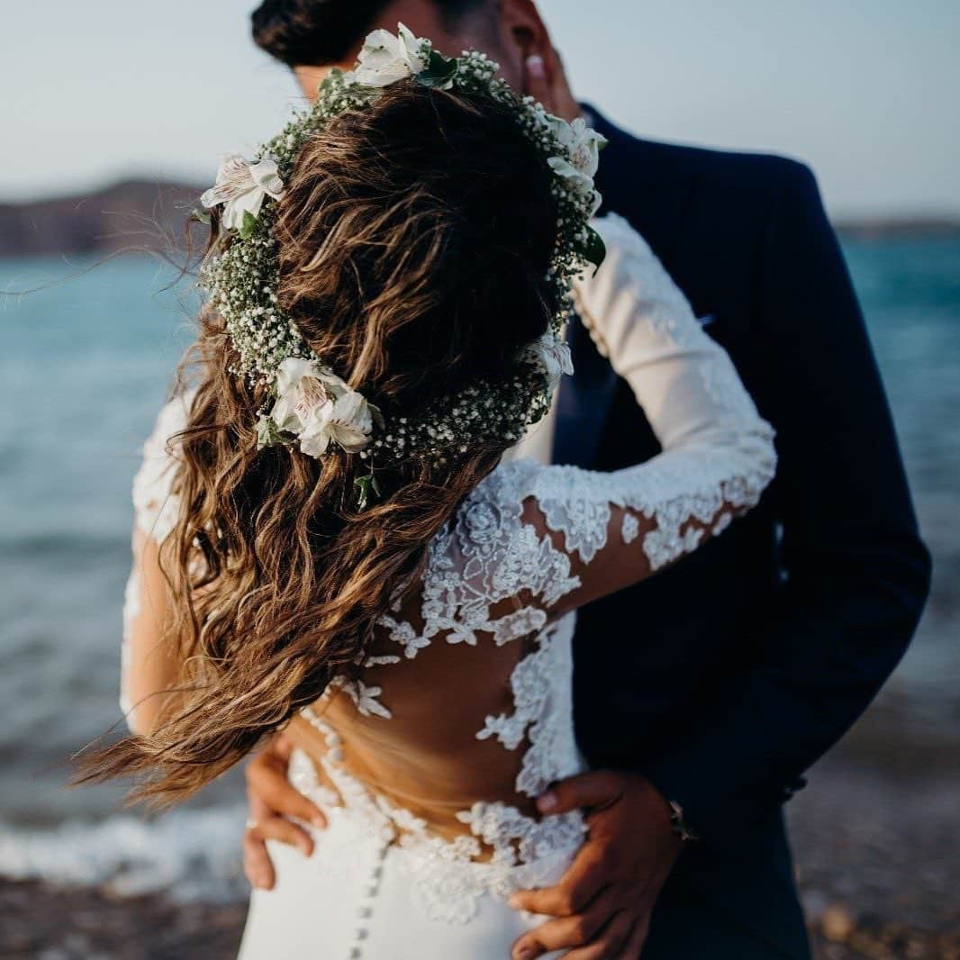 Pronoviasさんのインスタグラム写真 - (PronoviasInstagram)「Flower crowns are ideal for boho weddings by the sea. Which would be your wedding day hairstyle? #PronoviasStylishBride (@orijenfotografia) Dress: Ráfaga」6月11日 1時31分 - pronovias