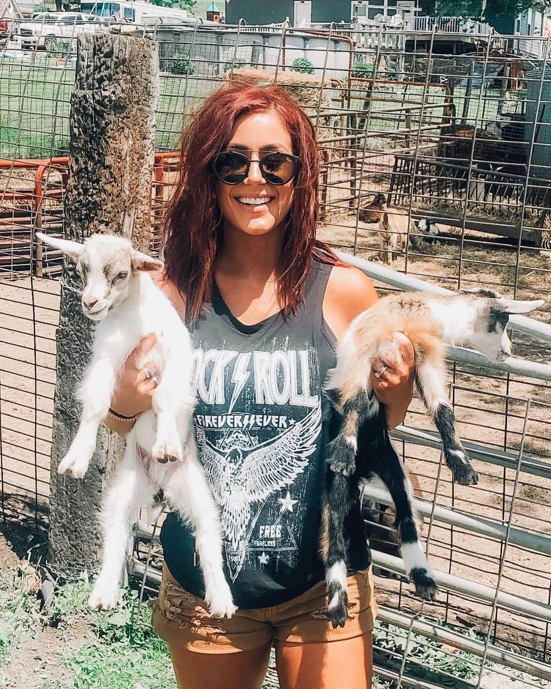 Chelsea Houskaさんのインスタグラム写真 - (Chelsea HouskaInstagram)「I just wanna thank @lauriebelles for making me feel cute in my outfit even when I’m covered in dirt and maybe a little goat poop. I’m gonna post links to this shirt and shorts up in my stories! 🖤 🐐 #lauriebellespartner」6月11日 1時31分 - chelseahouska