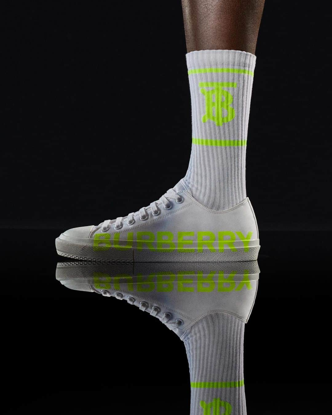 Burberryさんのインスタグラム写真 - (BurberryInstagram)「The tennis-inspired neon Monogram socks and logo-print sneakers – coming soon for #TheBSeries 17 June . Inspired by the court, vivid neon hues enliven the #ThomasBurberryMonogram and our reimagined #Burberry logo . Available on Instagram for 24 hours only, 17 June」6月11日 1時32分 - burberry