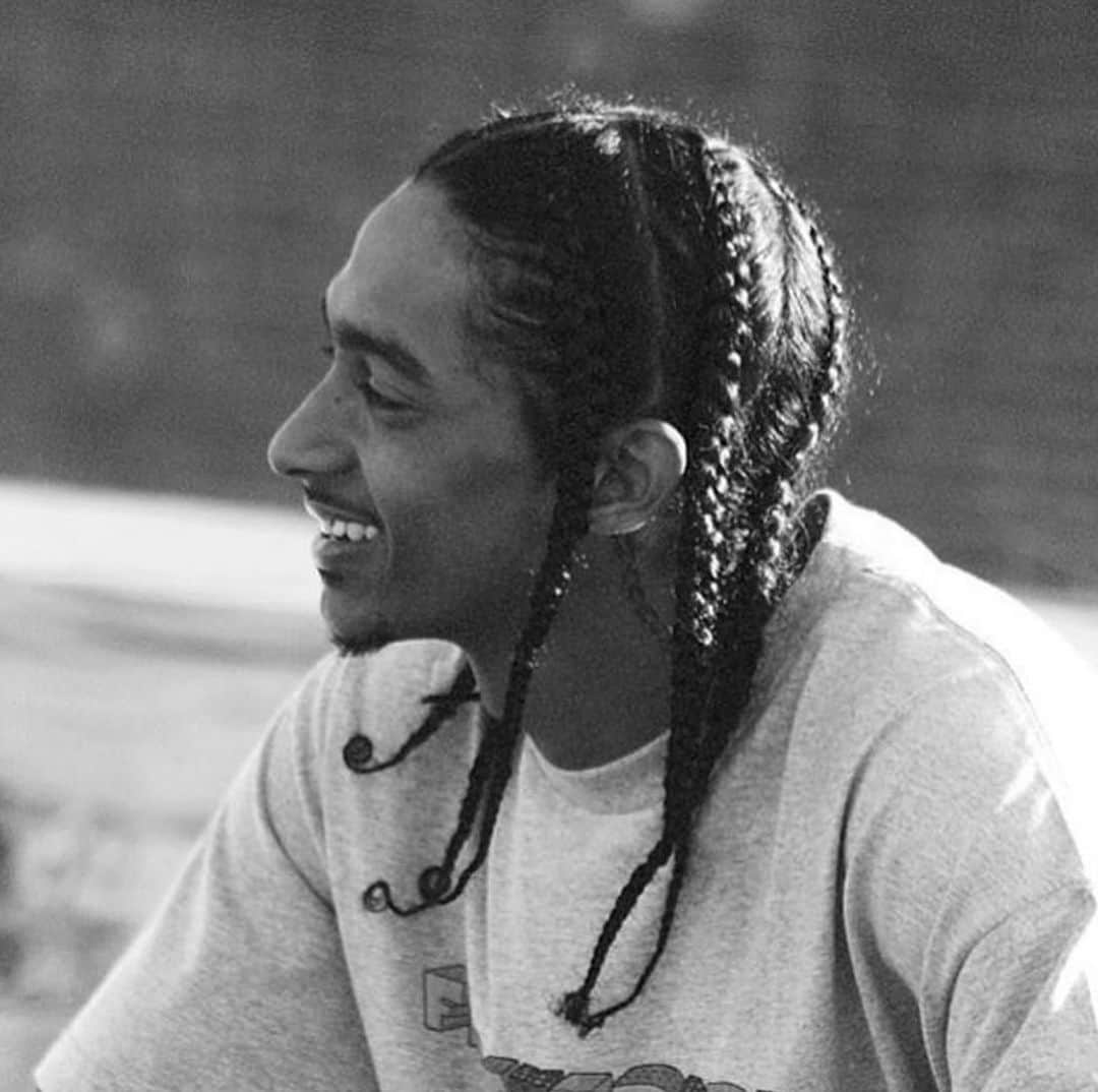 ゲームのインスタグラム：「#MarathonMondays I like this pic of Nip because it truly embodies who he was as a person. A pure soul who wanted everyone around him & all that he encountered to flourish & have all the love needed to get through life. In just a short conversation he could change your perspective on almost anything & give you the tools needed to move mountains in any situation you poured effort into. The disbelief is still there & everytime I think about him, it makes me want to go that much harder in my own life. Sometimes, it’s the little brother that steps up to the plate & plays the roll of big bro & though I gave him knowledge of the game at times... many times we shared conversations where his advice carried me through. I’ve always fully understood life & the process in which we all live & one day parish, but some people you just know are going to get a full run at it. Never in a trillion years would I have thought Nip would be taken from us so early. The reality of it all is surely disheartening but one day all of our numbers will be called & knowing that alone should make each one of us one to get up today & indulge in our aspirations & live life to the fullest. Our time here especially these days as I look around earth as a whole is limited.... Even more so now as it seems people care less & less about the world as a whole. We have to start from within, one person at a time & shine more light on our youth as they are the ones that will carry the torch for us in the years to come. Fathers be better for our boys... Mothers continue to be our daughters go to for solidarity. People of all color look around & pour love into those closest to you as well as your community, city & the world. We all have to do our part for the Marathon to really continue. & of course I know that it’s easier said than done but that’s not an excuse to let another day pass without making a push towards positivity. It doesn’t cost money to give a fuck !!! & you don’t need a dime to inspire or motivate. We all have a job to do & always remember.... everything in life starts with YOU. Sound mind, body & soul. Wishing all who reads this love & light as you start your day #LongLiveNip #TMC 🏁」