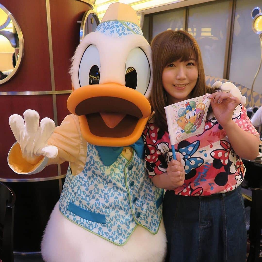 美泉咲のインスタグラム：「お泊まりディズニーしてきましたー🤗✨ 玉城マイちゃんとZちゃんと☺️💕 昨日はドナちゃんの誕生日ってことで、シェフミッキーでお祝いしてきた🎂✨👏 朝はプーさんファミリーとたわむれ…😍✨ 一日楽しみ…たかったけど生憎の雨😭☂️💦 でもたくさんグリーティング出来たのではぴねす❤ #シェフミッキー #ドナルド誕生日  #クリスタルパレスレストラン  #tokyodisneyland  #disney」
