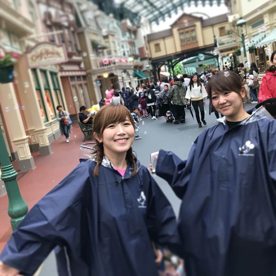 美泉咲さんのインスタグラム写真 - (美泉咲Instagram)「お泊まりディズニーしてきましたー🤗✨ 玉城マイちゃんとZちゃんと☺️💕 昨日はドナちゃんの誕生日ってことで、シェフミッキーでお祝いしてきた🎂✨👏 朝はプーさんファミリーとたわむれ…😍✨ 一日楽しみ…たかったけど生憎の雨😭☂️💦 でもたくさんグリーティング出来たのではぴねす❤ #シェフミッキー #ドナルド誕生日  #クリスタルパレスレストラン  #tokyodisneyland  #disney」6月11日 1時39分 - saki_mizumi