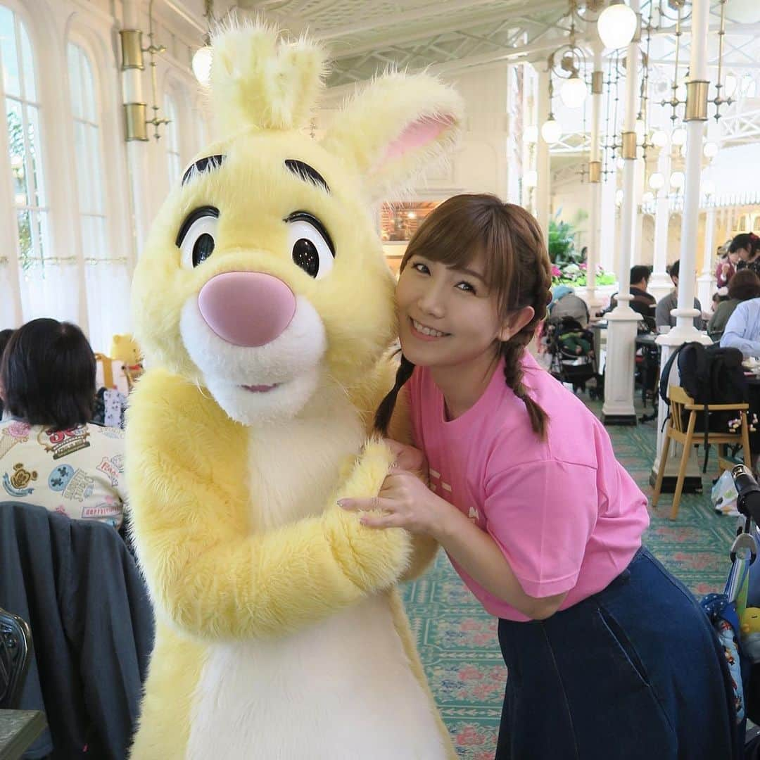 美泉咲さんのインスタグラム写真 - (美泉咲Instagram)「お泊まりディズニーしてきましたー🤗✨ 玉城マイちゃんとZちゃんと☺️💕 昨日はドナちゃんの誕生日ってことで、シェフミッキーでお祝いしてきた🎂✨👏 朝はプーさんファミリーとたわむれ…😍✨ 一日楽しみ…たかったけど生憎の雨😭☂️💦 でもたくさんグリーティング出来たのではぴねす❤ #シェフミッキー #ドナルド誕生日  #クリスタルパレスレストラン  #tokyodisneyland  #disney」6月11日 1時39分 - saki_mizumi