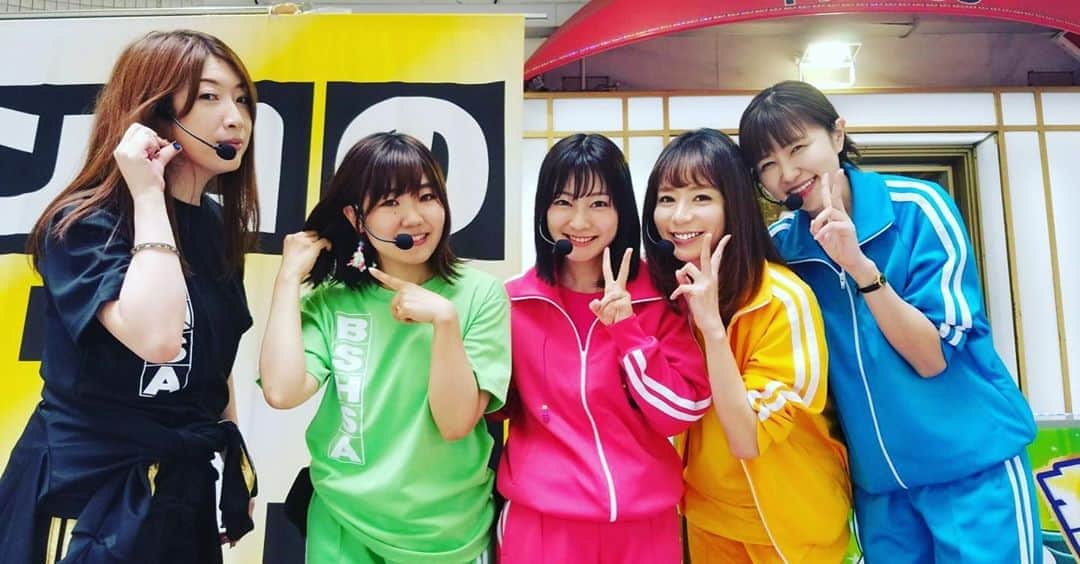 ヒラヤマンのインスタグラム：「これ載せてなかった！いつかの写真。この回はとにかくさやかさんのピアスの主張が強い！笑 #ビワコ #さやか #しおねえ #青山りょう #敬称略 #このジャージ #インスタ萎え」