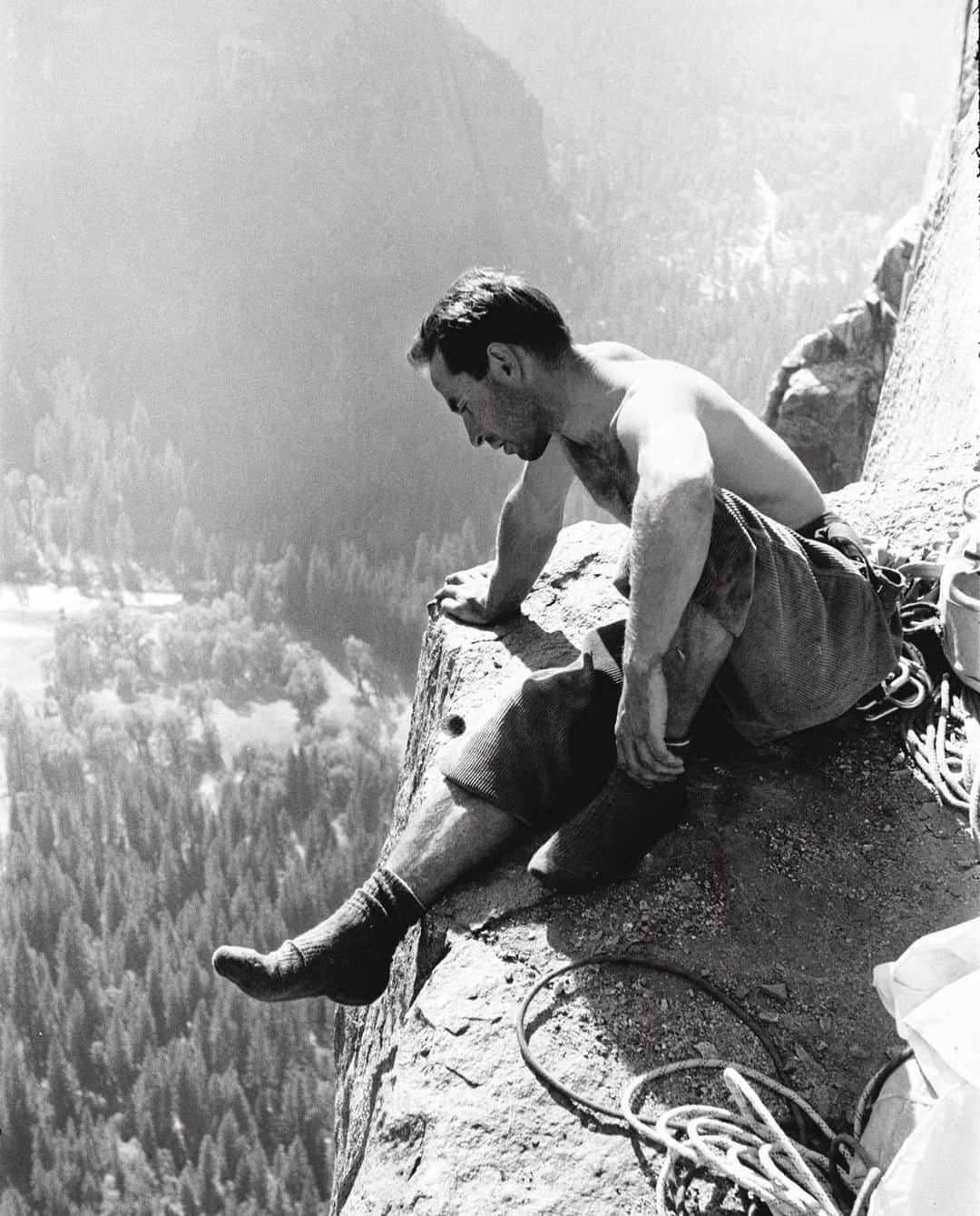 patagoniaさんのインスタグラム写真 - (patagoniaInstagram)「Yvon checking out the view from the Big Sur Ledge on the first ascent of the North America Wall on El Capitan, Yosemite. 1964.⠀⠀ Head to our link in profile to find this and others in Some Stories. ⠀⠀ Photo: Tom Frost/Aurora」6月11日 1時40分 - patagonia