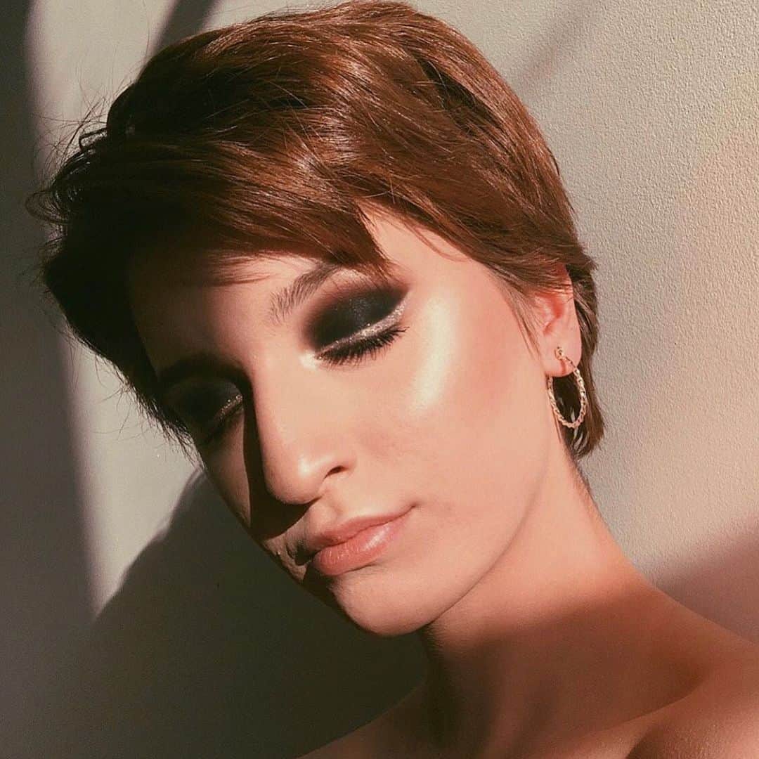 Stila Cosmeticsさんのインスタグラム写真 - (Stila CosmeticsInstagram)「Black and gold beauty 🌟 Ready to step up the drama? Glide on our Glitter & Glow Liquid Eye Shadows as eyeliner 😍  Here @katiecnicole uses our Kitten Karma to pop against charcoal shadows ✨ Shade available @sephora  #eyecandy #stilacosmetics #sephora」6月11日 1時44分 - stilacosmetics