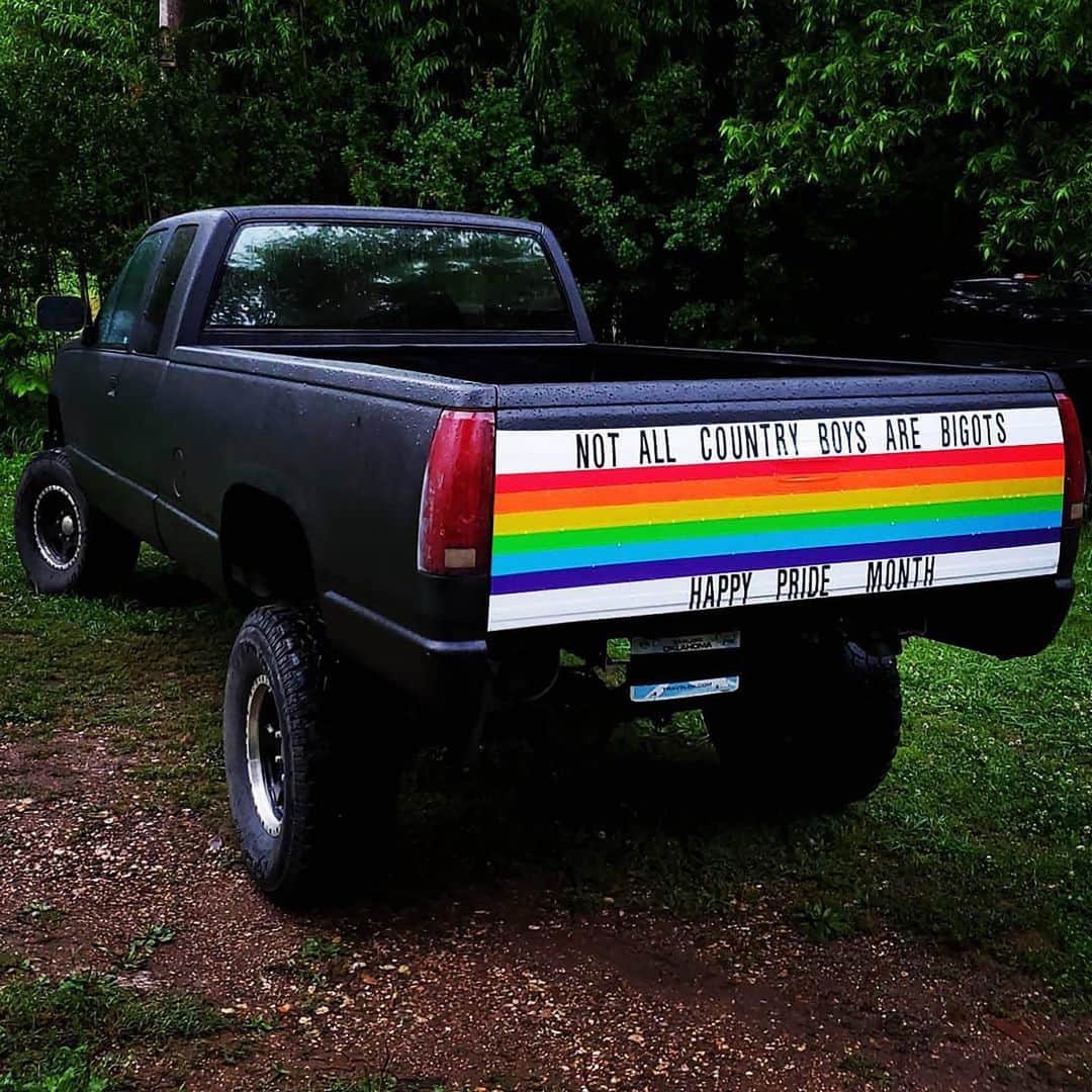 CNNさんのインスタグラム写真 - (CNNInstagram)「Using duct tape and mailbox letters, Cody Barlow decorated the tailgate of his truck with this message: "Not all country boys are bigots. Happy Pride Month." He shared this picture on Facebook on Thursday, hoping to encourage compassion. He did not expect it to be shared more than 70,000 times in four days, filling his inbox with messages of gratitude from around the world. "I live in a rural area in Oklahoma, surrounded by small towns in every direction, and I'm sure this is not a very welcome message around here," he wrote on Facebook. Barlow says the positive reactions far outweigh the negative ones and that he's working on making appearances with his truck at Pride parades throughout the state for the rest of #PrideMonth 🏳️‍🌈 (📸:Cody Barlow/Facebook)」6月11日 1時52分 - cnn