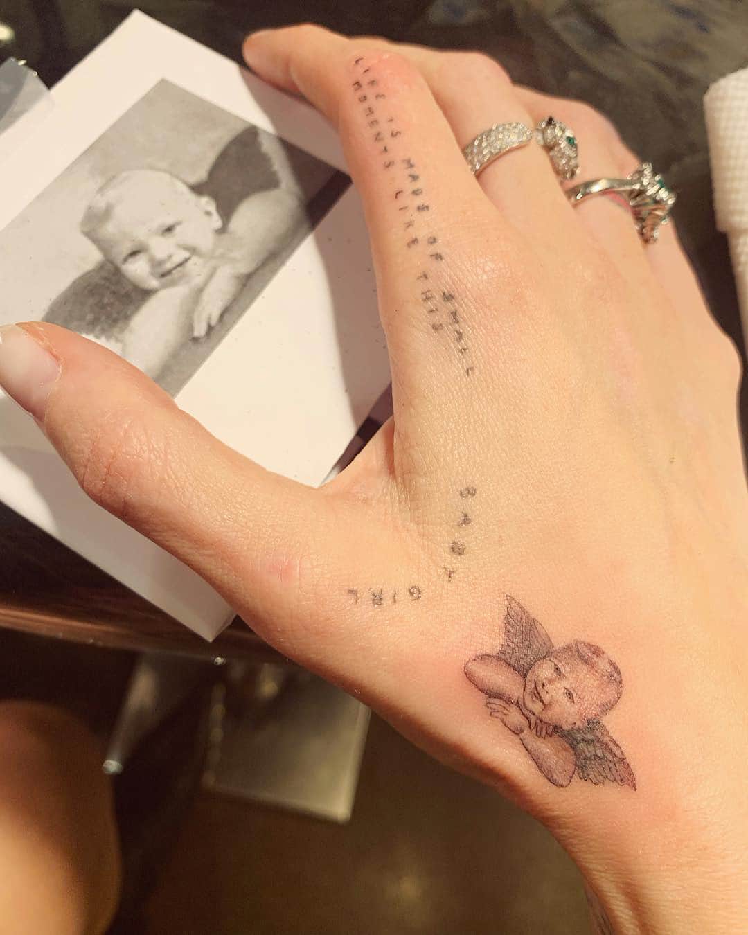 Blonde Saladさんのインスタグラム写真 - (Blonde SaladInstagram)「THE SMALLER THE BETTER: Many and super tiny, the MINI TATTOOS are the ultimate celebs’ obsession🖤 Team mini or team big? ⚡️#theblondesalad #tattoo #tattoosofinsta #minitattoos #trend #drwoo #jonboytattoo」6月11日 1時50分 - theblondesalad
