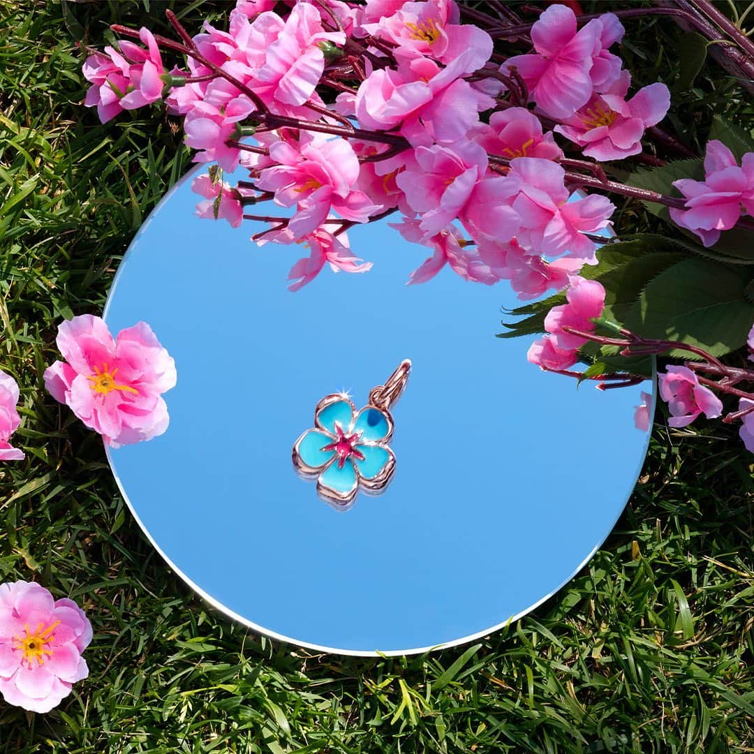 ドドさんのインスタグラム写真 - (ドドInstagram)「Summer distilled in a rare flower. Discover the new limited-edition Turquoise Cherry Blossom Charm, exclusive to dodo.it and DoDo's mono-brand Boutiques. #dodojewels #dodocharm #cherryblossom #naturecollection」6月11日 1時47分 - dodojewels