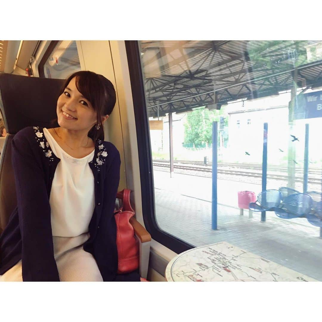 久野知美さんのインスタグラム写真 - (久野知美Instagram)「2016.5.28.撮影🚃💨 . 世界の車窓から☺︎ 発駅 #マリアーンスケーラーズニェ駅 保養地 #文豪たちも愛した温泉街 乗換駅 #Cheb #ヘプ駅 #チェコ #Czech #Werdau #ウェルダウ駅 到着駅 #Leipzig #ライプツィヒ駅 #ドイツ #Germany #チェコへ行こう #ヨーロッパの美しい村30選 #ユーレイル #Eurail #ヨーロッパ #Europa #鉄旅  #鉄道 #女子鉄 #railways #railfans #railfans_of_instagram #kawaii  タイムラグありありだけれどご容赦を☻  #女子鉄アナウンサー #久野知美 #ホリプロ #アナウンサー衣装 ———————————————————————— ★ただいま発売中！★ 2冊目の鉄道本 「‪女子鉄アナウンサー久野知美の #かわいい鉄道」‬ (山と渓谷社) . https://www.amazon.co.jp/dp/4635821226/ref=cm_sw_r_tw_awdo_c_x_RVIECbDXT576K Amazonはコチラ🌸 海外での鉄活ショットも掲載♡(*´꒳`*) _______________________________________________________」6月11日 1時48分 - tomomi_kuno