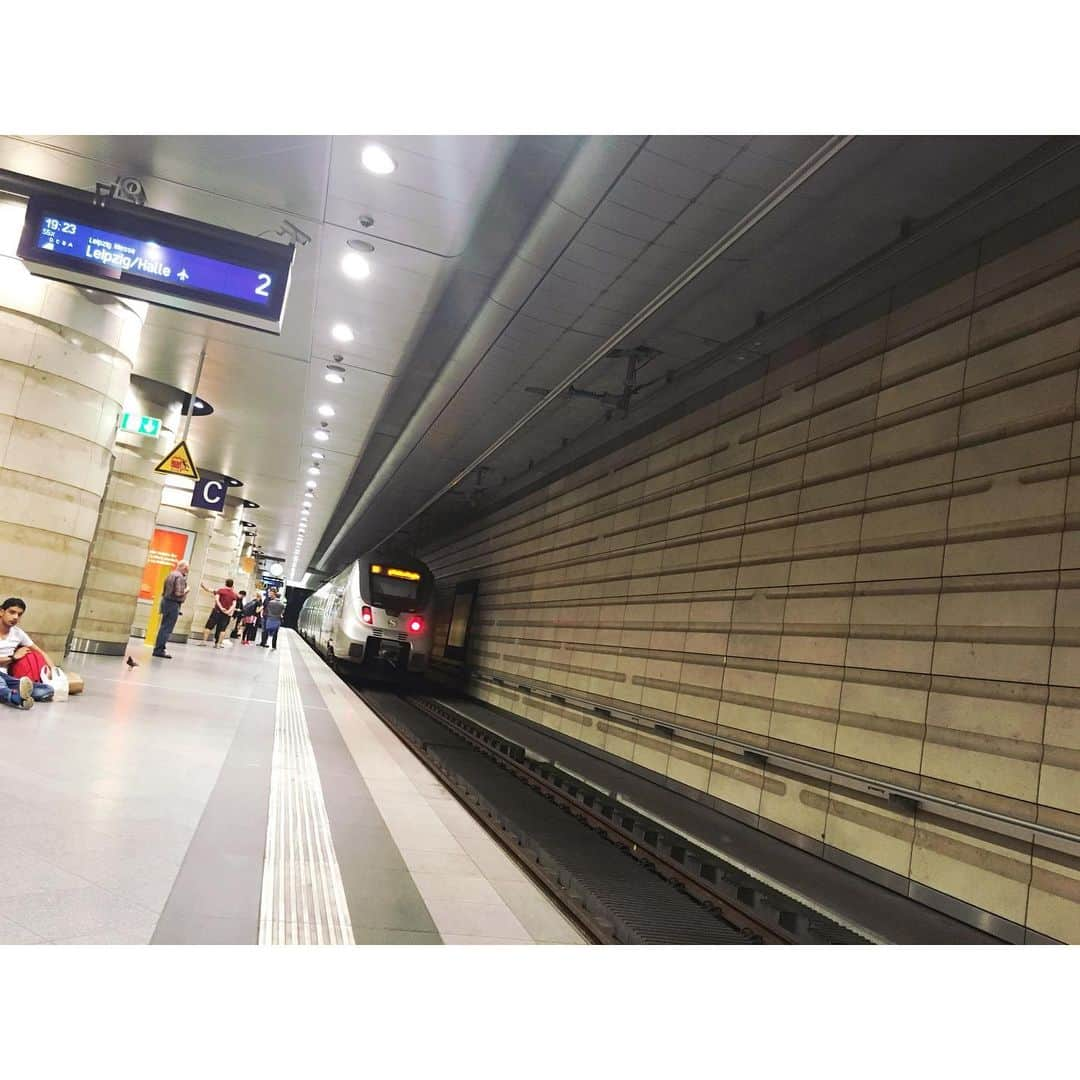 久野知美さんのインスタグラム写真 - (久野知美Instagram)「2016.5.28.撮影🚃💨 . 世界の車窓から☺︎ 発駅 #マリアーンスケーラーズニェ駅 保養地 #文豪たちも愛した温泉街 乗換駅 #Cheb #ヘプ駅 #チェコ #Czech #Werdau #ウェルダウ駅 到着駅 #Leipzig #ライプツィヒ駅 #ドイツ #Germany #チェコへ行こう #ヨーロッパの美しい村30選 #ユーレイル #Eurail #ヨーロッパ #Europa #鉄旅  #鉄道 #女子鉄 #railways #railfans #railfans_of_instagram #kawaii  タイムラグありありだけれどご容赦を☻  #女子鉄アナウンサー #久野知美 #ホリプロ #アナウンサー衣装 ———————————————————————— ★ただいま発売中！★ 2冊目の鉄道本 「‪女子鉄アナウンサー久野知美の #かわいい鉄道」‬ (山と渓谷社) . https://www.amazon.co.jp/dp/4635821226/ref=cm_sw_r_tw_awdo_c_x_RVIECbDXT576K Amazonはコチラ🌸 海外での鉄活ショットも掲載♡(*´꒳`*) _______________________________________________________」6月11日 1時48分 - tomomi_kuno