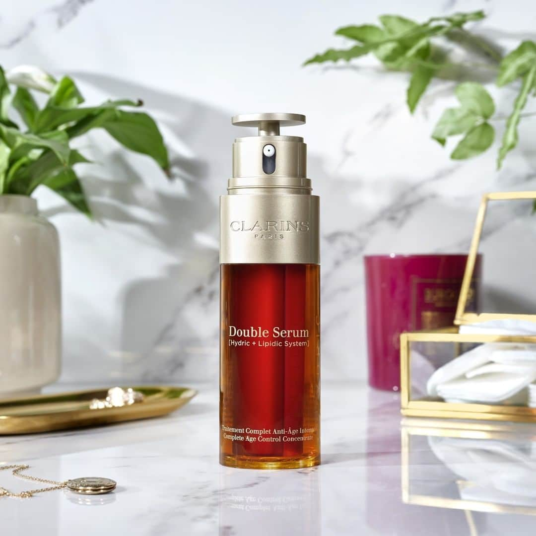 ClarinsUKさんのインスタグラム写真 - (ClarinsUKInstagram)「Is your skin getting what it *really* needs? Double Serum's multitasking 2-in-1 plant-powered formula: 👊Visibly addresses signs of aging 👊Boosts skin's overall radiance 👊Evens out your natural complexion #Clarins #DoubleSerum」6月11日 1時50分 - clarinsuk