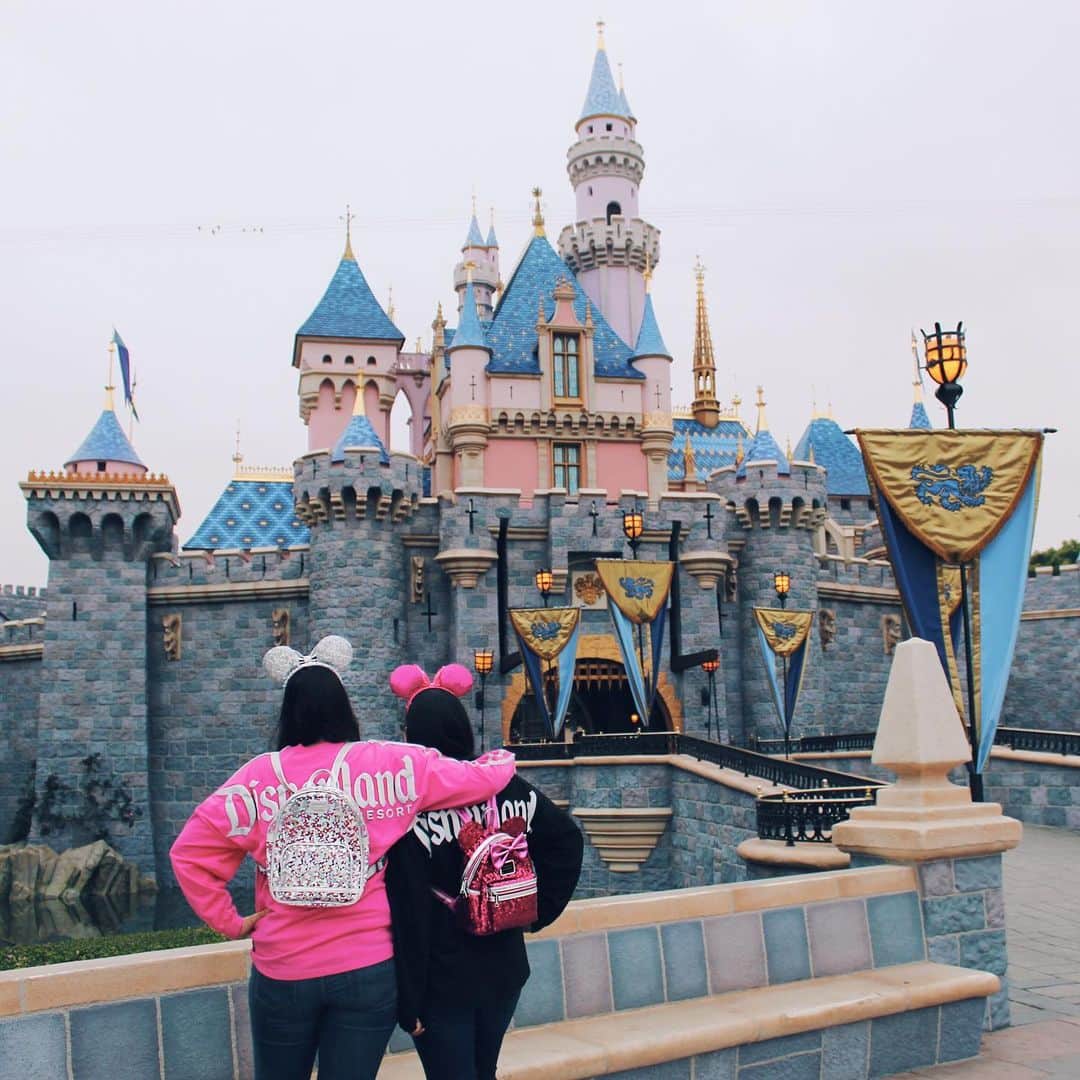 のインスタグラム：「We cannot contain our excitement for the newly enhanced Sleeping Beauty Castle! 💫 The new colors, Magic Mirror Metallic and Imagination Pink, make for the perfect pairing to showcase this classic Disneyland favorite.  Share your favorite #Disneyland classics using #HappiestPlace for a chance to be featured.」
