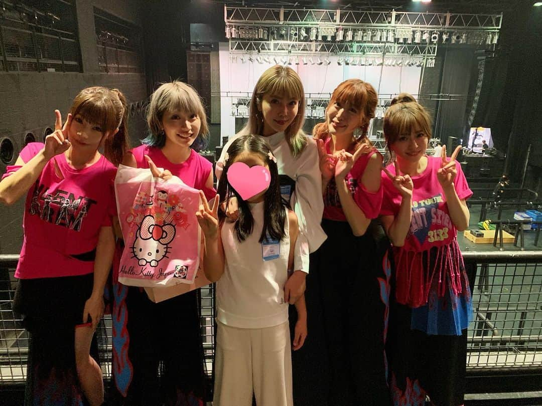 住谷杏奈さんのインスタグラム写真 - (住谷杏奈Instagram)「･ 今日は娘とZepp Diver Cityへ ｢SILENT SIREN｣ @silentsiren_official のLIVEを 観に行かせていただきました🎪🎸🙋🙌🎶 ･ SILENT SIREN LIVE TOUR 2019 ｢31313｣ ～サイサイ、結成10周年だってよ～ supported by 天下一品 ･ 初サイサイ🙂 ･ ひょんなきっかけでサイサイを知り、 それから毎日毎日車の中で 曲を聴かせてもらっているんだっ🤗 ･ 私がいつもリピートで アルバムを聴いているもんだから、 娘も覚えちゃう覚えちゃう。 ･ すっかり親子でファンになってしまいました🙂💕 ･ 今日はずっと鳥肌がたつくらい、 すっごく可愛くてパワフルな素敵なLIVEでした🎤 ･ @hinaofficial0313 ちゃんありがとうこざいました🥁 ･ 4枚目スライドのムービーは、 この前家族でキャンプ行った時に、Bluetoothでスピーカーに繋げて外で音楽を聴けたので｢恋のエスパー｣をリピートで流してた時のやつ😂😂マシュマロ焼きながらずっと聴いてたよー🙂 ･ ･ ･ #SilentSiren#31313#サイサイ #concert#live#zeppdivercity」6月11日 1時58分 - annasumitani