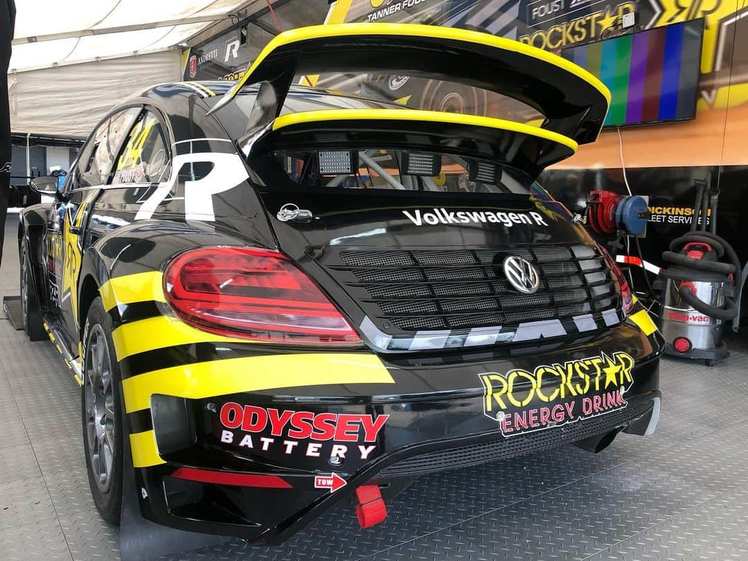 タナー・フォウストさんのインスタグラム写真 - (タナー・フォウストInstagram)「Looks like caution tape for a reason!! 👊💥 what do you think of the new livery!? @rockstarenergy @forzamotorsportofficial @polarisrzr @vw @andrettiautosport @odysseybattery」6月11日 2時02分 - tannerfoust