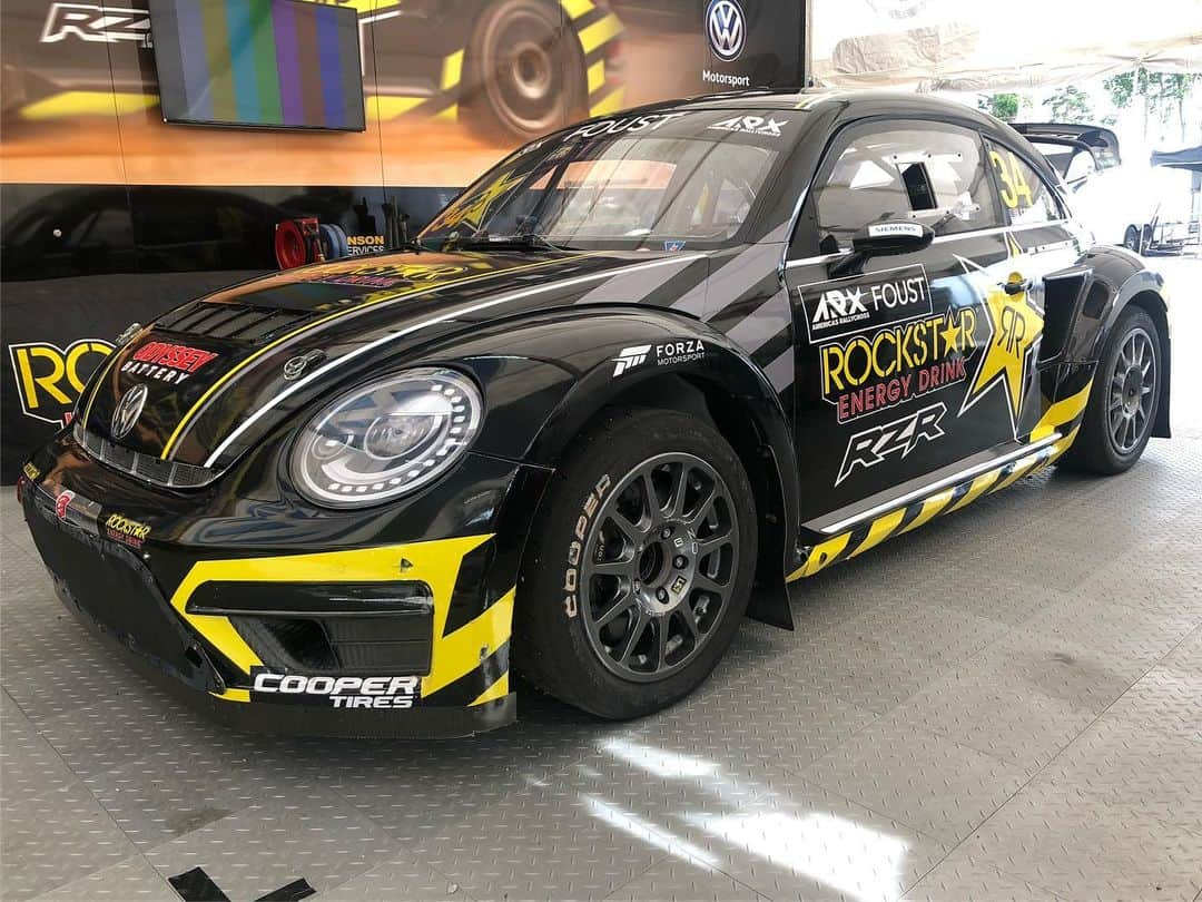 タナー・フォウストさんのインスタグラム写真 - (タナー・フォウストInstagram)「Looks like caution tape for a reason!! 👊💥 what do you think of the new livery!? @rockstarenergy @forzamotorsportofficial @polarisrzr @vw @andrettiautosport @odysseybattery」6月11日 2時02分 - tannerfoust