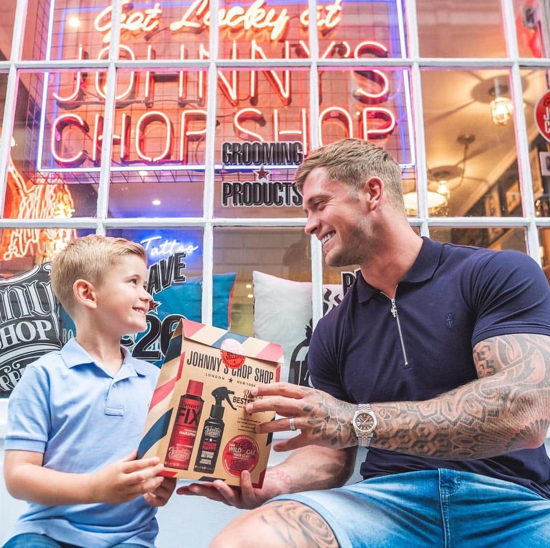 ダニエル・オズボーンさんのインスタグラム写真 - (ダニエル・オズボーンInstagram)「Loved this day where me and Teddy took a visit to @johnnyschopshopbarbers  Got their barbers’ bestsellers gift set as well, such a cool present for dads or partners for Father's Day and it's now 25% off @bootsuk  for only £12. #johnnyschopshop #ad」6月11日 2時04分 - danosborneofficial