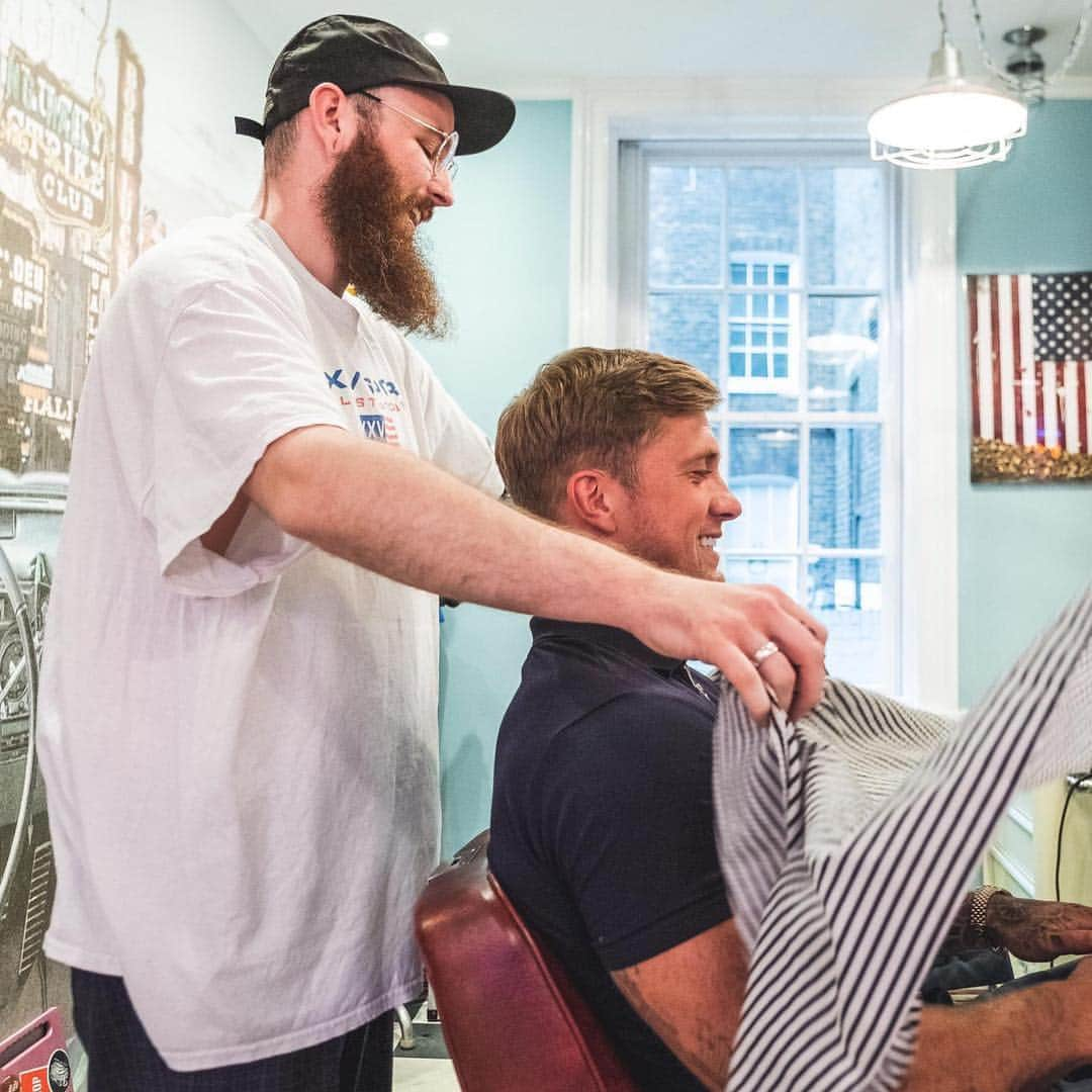 ダニエル・オズボーンさんのインスタグラム写真 - (ダニエル・オズボーンInstagram)「Loved this day where me and Teddy took a visit to @johnnyschopshopbarbers  Got their barbers’ bestsellers gift set as well, such a cool present for dads or partners for Father's Day and it's now 25% off @bootsuk  for only £12. #johnnyschopshop #ad」6月11日 2時04分 - danosborneofficial