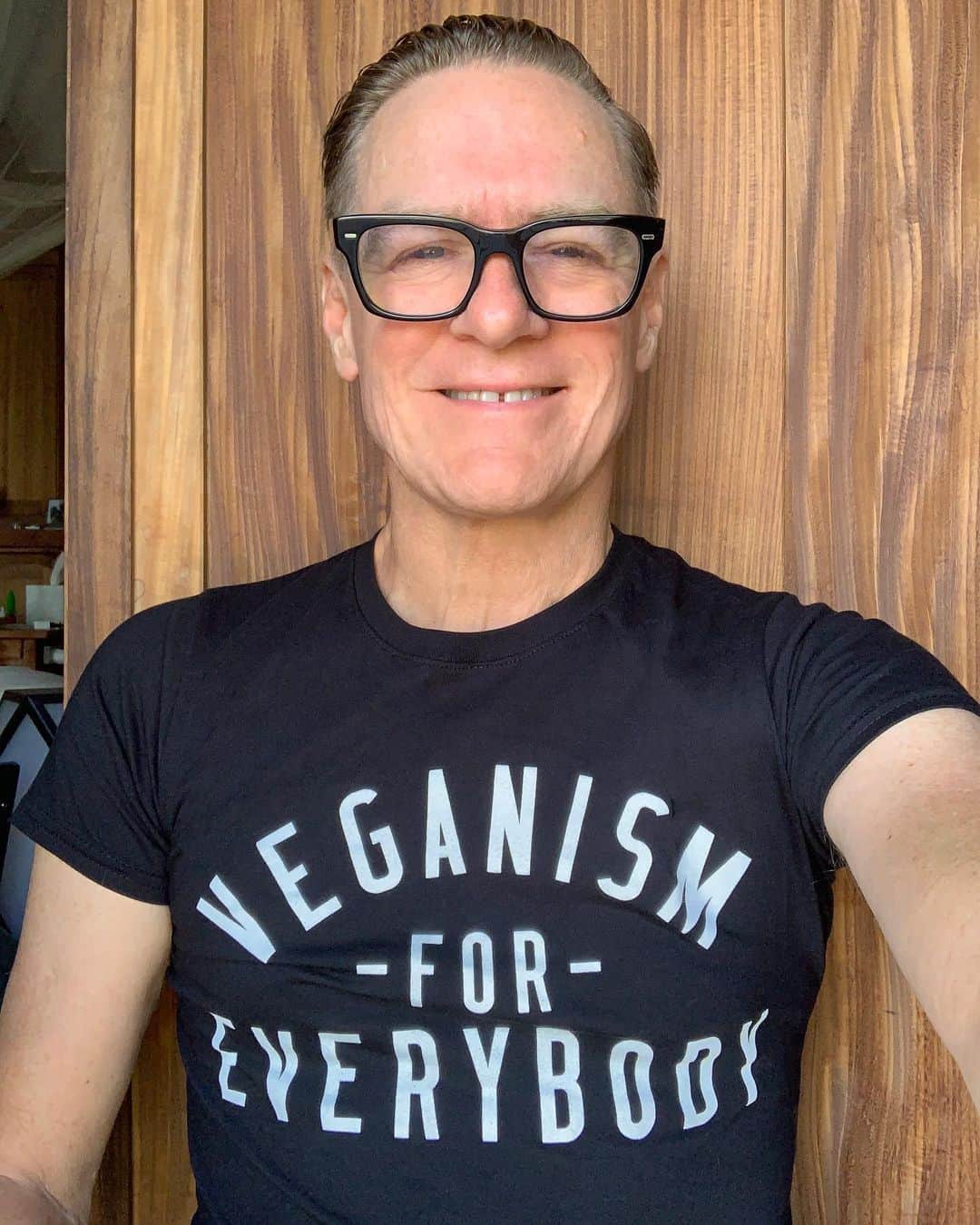 ブライアン・アダムスのインスタグラム：「#govegan 🌱」