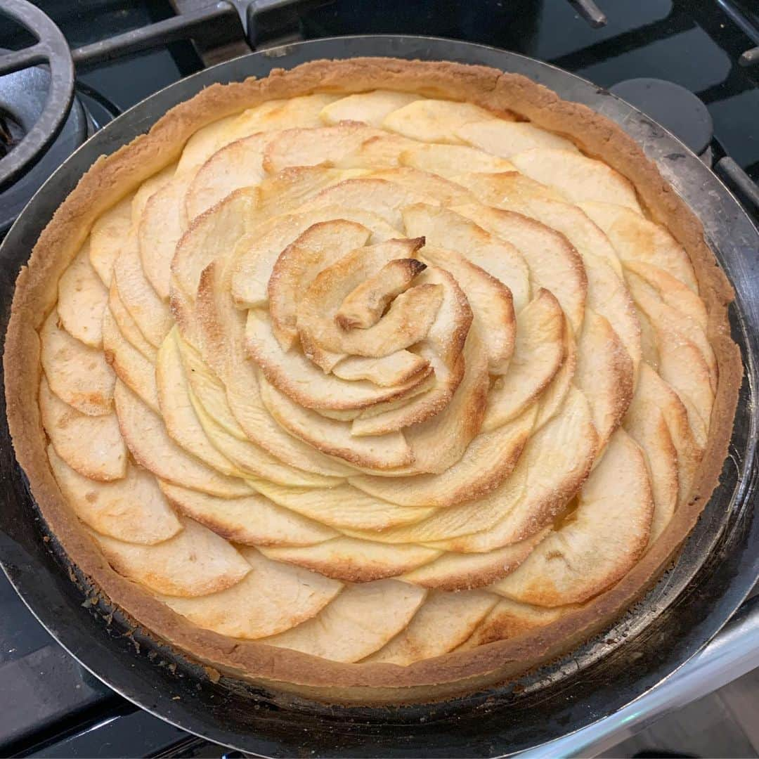 エミー・ロッサムさんのインスタグラム写真 - (エミー・ロッサムInstagram)「Tarte aux Pommes, pour ma mere.  Apple tart for my mom.」6月11日 2時12分 - emmy