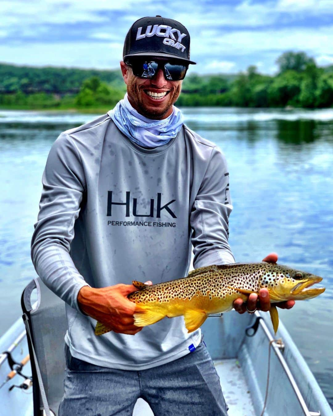 Brent Ehrlerさんのインスタグラム写真 - (Brent EhrlerInstagram)「A little side hustle. @hukgear @luckycraftusa #browntrout #browntown @costasunglasses」6月11日 2時26分 - brentehrlerfishing