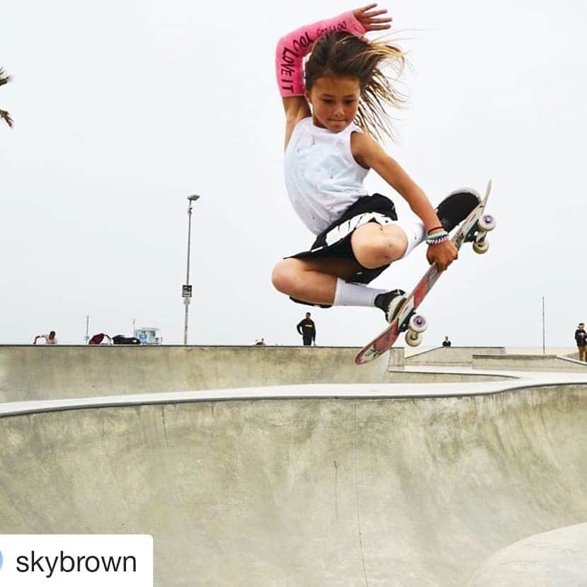 オリンピックチャンネルさんのインスタグラム写真 - (オリンピックチャンネルInstagram)「"A Broken wing, will NOT stop me Flying!! 🦅" 10-year-old skateboard and surf sensation @skybrown isn't letting a broken arm slow her down.  We hope you're on the mend soon, Sky! 💪」6月11日 2時23分 - olympicchannel_x