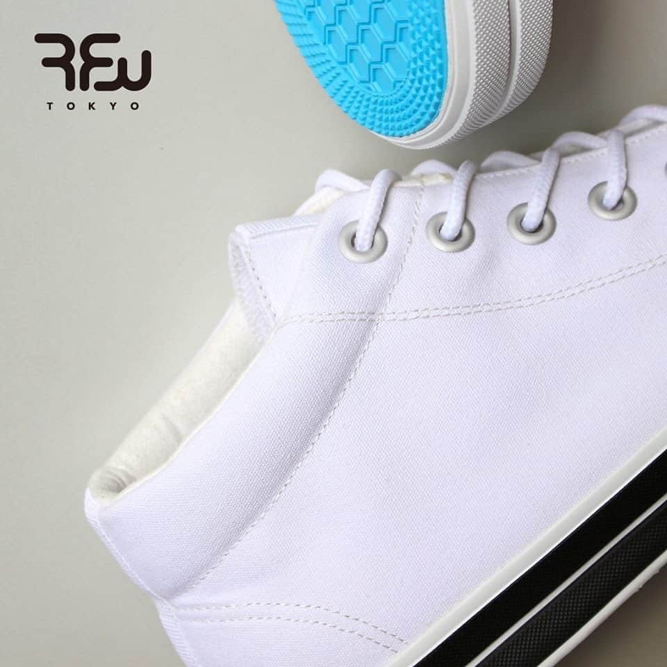 のインスタグラム：「《RFW 2019SS》  BAGEL-MID STANDARD -White-  RFWの定番モデル"ベーグルミッド"  2018年春夏のリニューアルでは 履き口周りがマイクロファイバー仕様に ソフトな肌触りと包み込むような履き心地。  絶妙な丈感と新しくなったBAGEL-MID 是非お試し下さい。  RFW original model "BAGEL-MID"  Our updated series from 2018 spring summer collection, Using microfiber base material for the lining.  Soft touch with good breathability.  Brand new BAGEL-MID for your casual wear.  www.rfwtokyo.com @rfwtokyo  #rfw #rfwtokyo #rhythmfootwear #sneaker #sneakers #kicks  #instashoes #instakicks #sneakerhead #sneakerheads #nicekicks #sneakerfreak #kickstagram #2018aw #spring #summer #autumn #winter #renewal #20th #aniversary #tokyo #rpm #rhythmprimarymarket #bagel #mid #standard」
